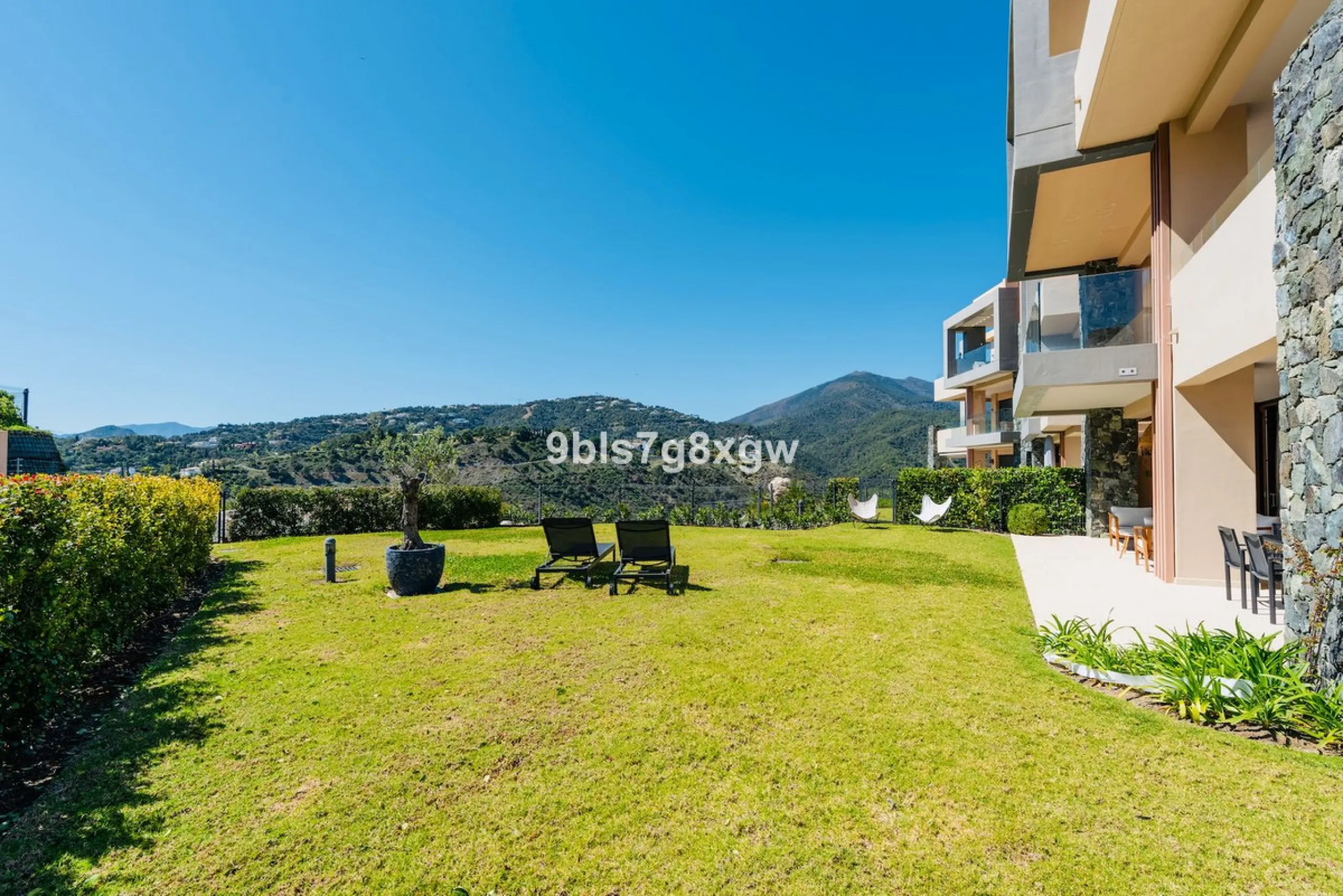 Apartment - Ground Floor Apartment в продаже в Benahavís, Málaga. В доме 3 спален и 3 ванных комнат. Площадь дома 135 м². Площадь участка 393 м²