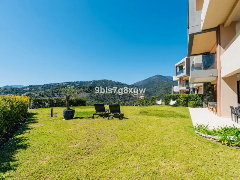 Apartment - Ground Floor Apartment в продаже в Benahavís, Málaga. В доме 3 спален и 3 ванных комнат. Площадь дома 135 м². Площадь участка 393 м²
