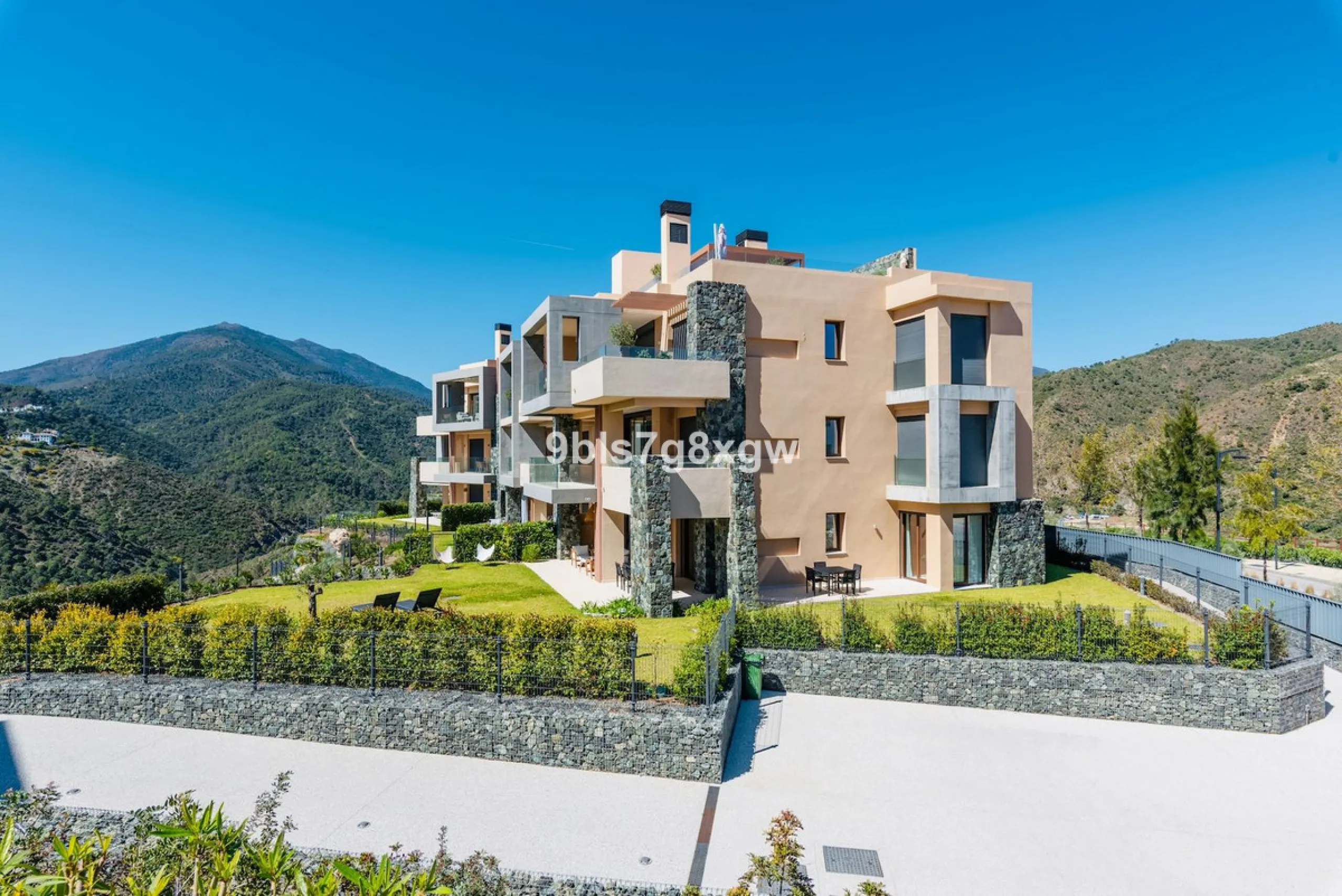 Apartment - Ground Floor Apartment в продаже в Benahavís, Málaga. В доме 3 спален и 3 ванных комнат. Площадь дома 135 м². Площадь участка 393 м²