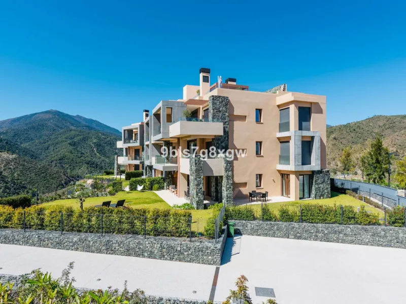 Apartment - Ground Floor Apartment в продаже в Benahavís, Málaga. В доме 3 спален и 3 ванных комнат. Площадь дома 135 м². Площадь участка 393 м²