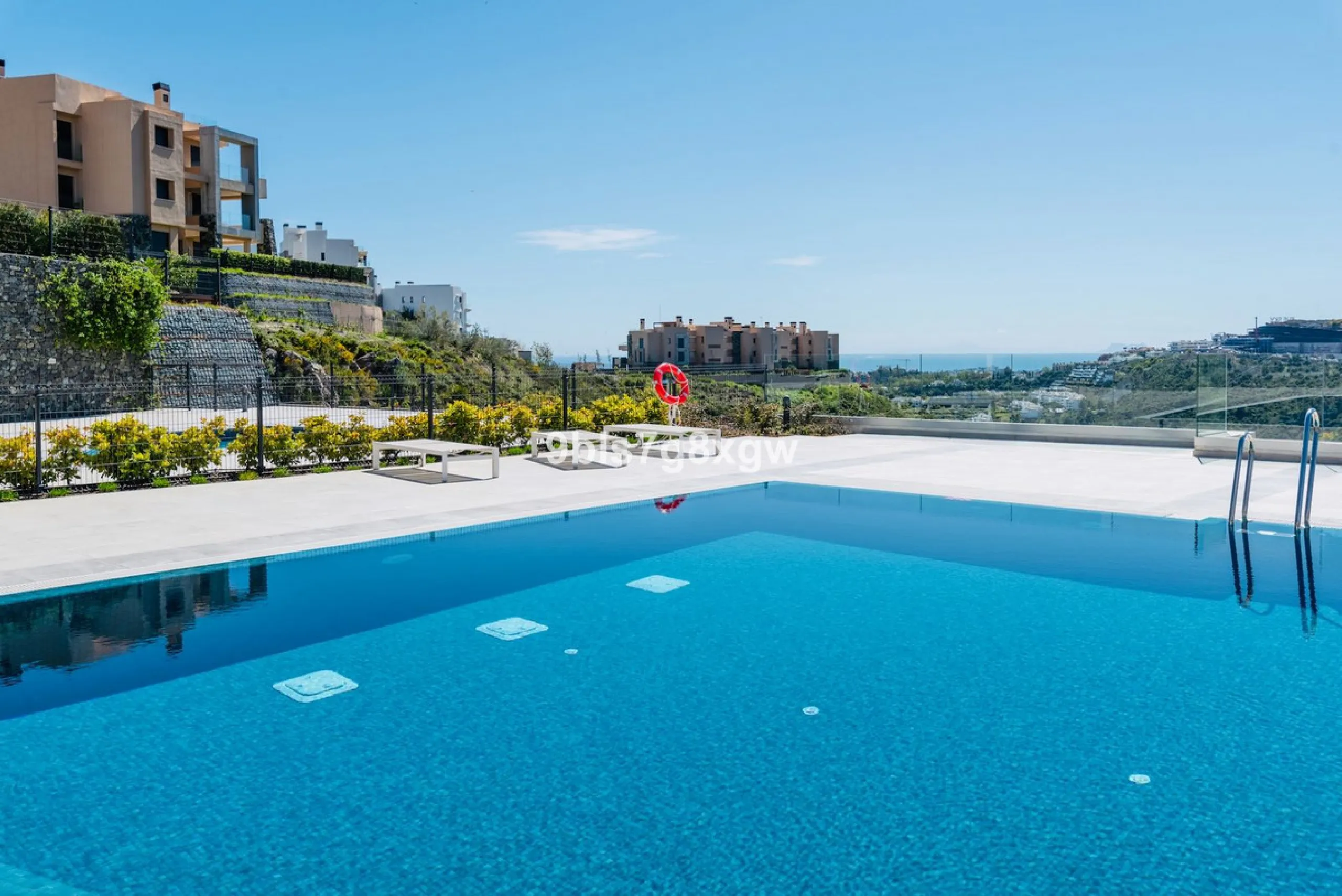 Apartment - Ground Floor Apartment в продаже в Benahavís, Málaga. В доме 3 спален и 3 ванных комнат. Площадь дома 135 м². Площадь участка 393 м²