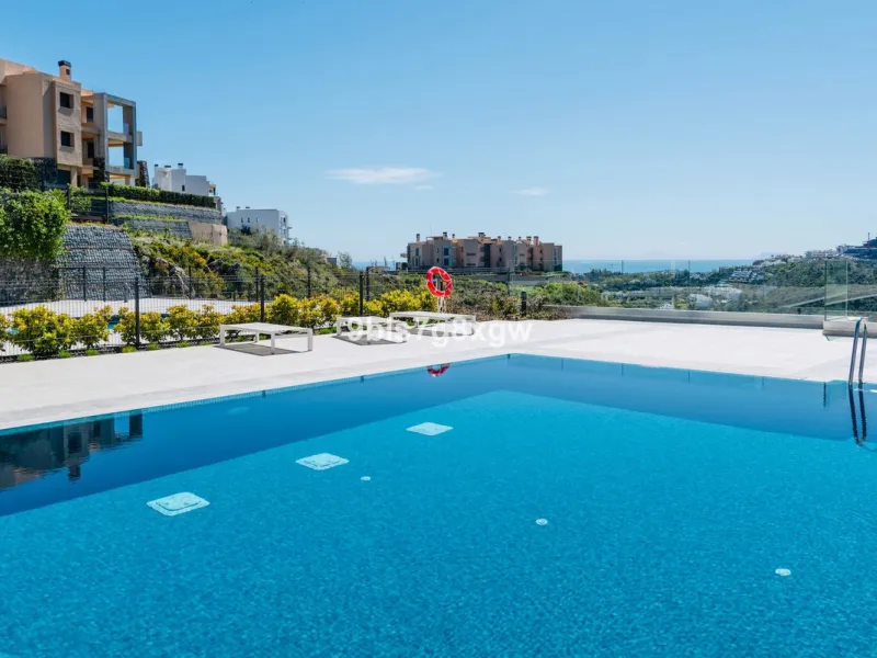 Apartment - Ground Floor Apartment в продаже в Benahavís, Málaga. В доме 3 спален и 3 ванных комнат. Площадь дома 135 м². Площадь участка 393 м²
