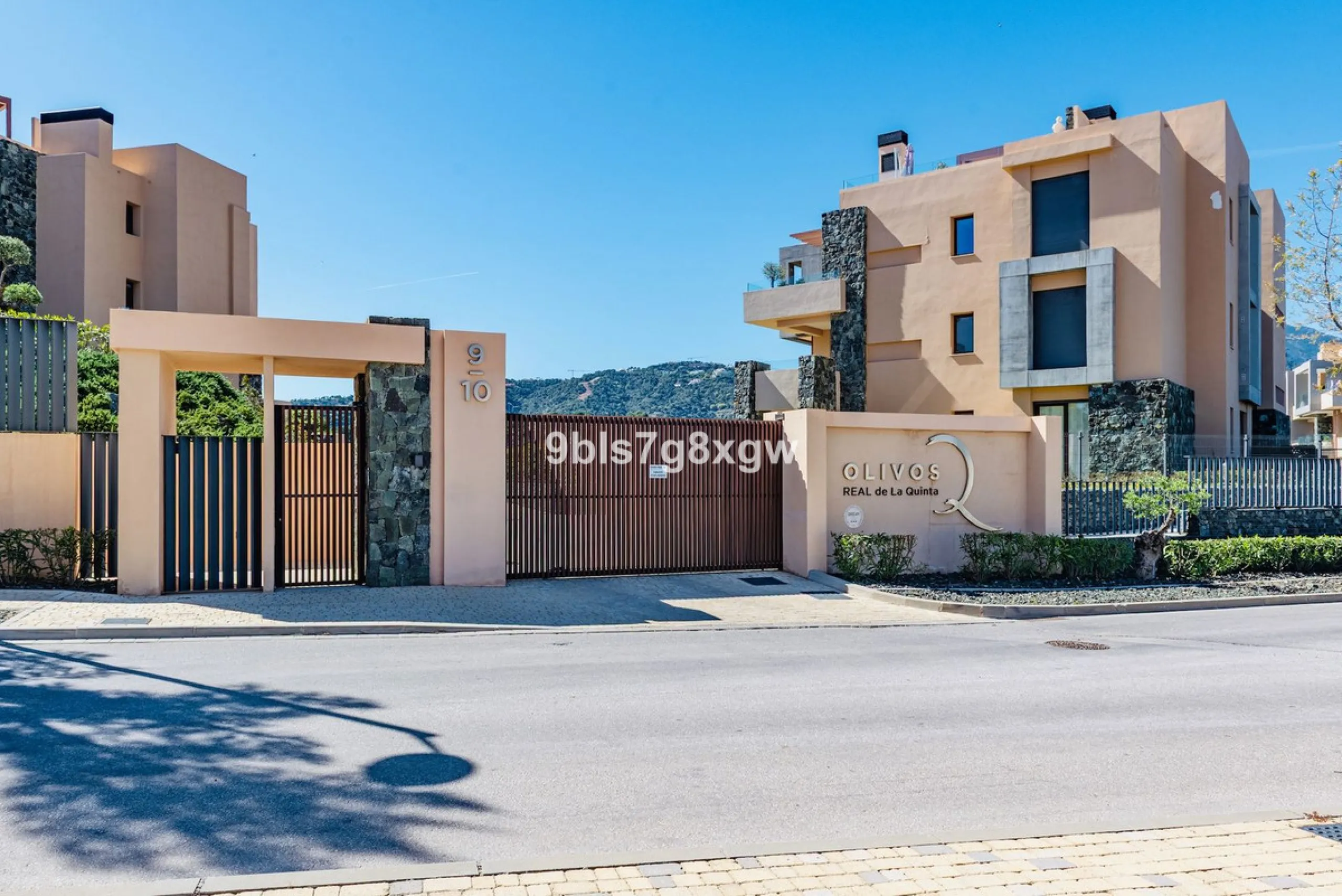Apartment - Ground Floor Apartment в продаже в Benahavís, Málaga. В доме 3 спален и 3 ванных комнат. Площадь дома 135 м². Площадь участка 393 м²