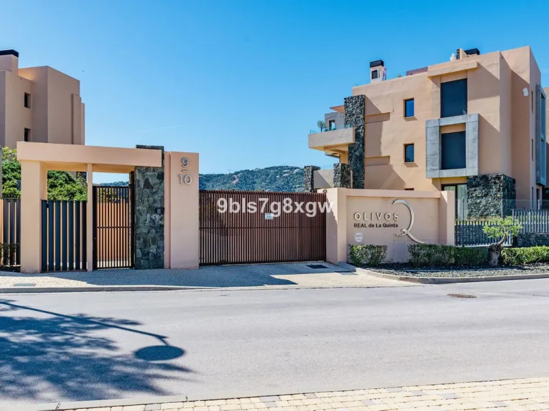 Apartment - Ground Floor Apartment в продаже в Benahavís, Málaga. В доме 3 спален и 3 ванных комнат. Площадь дома 135 м². Площадь участка 393 м²
