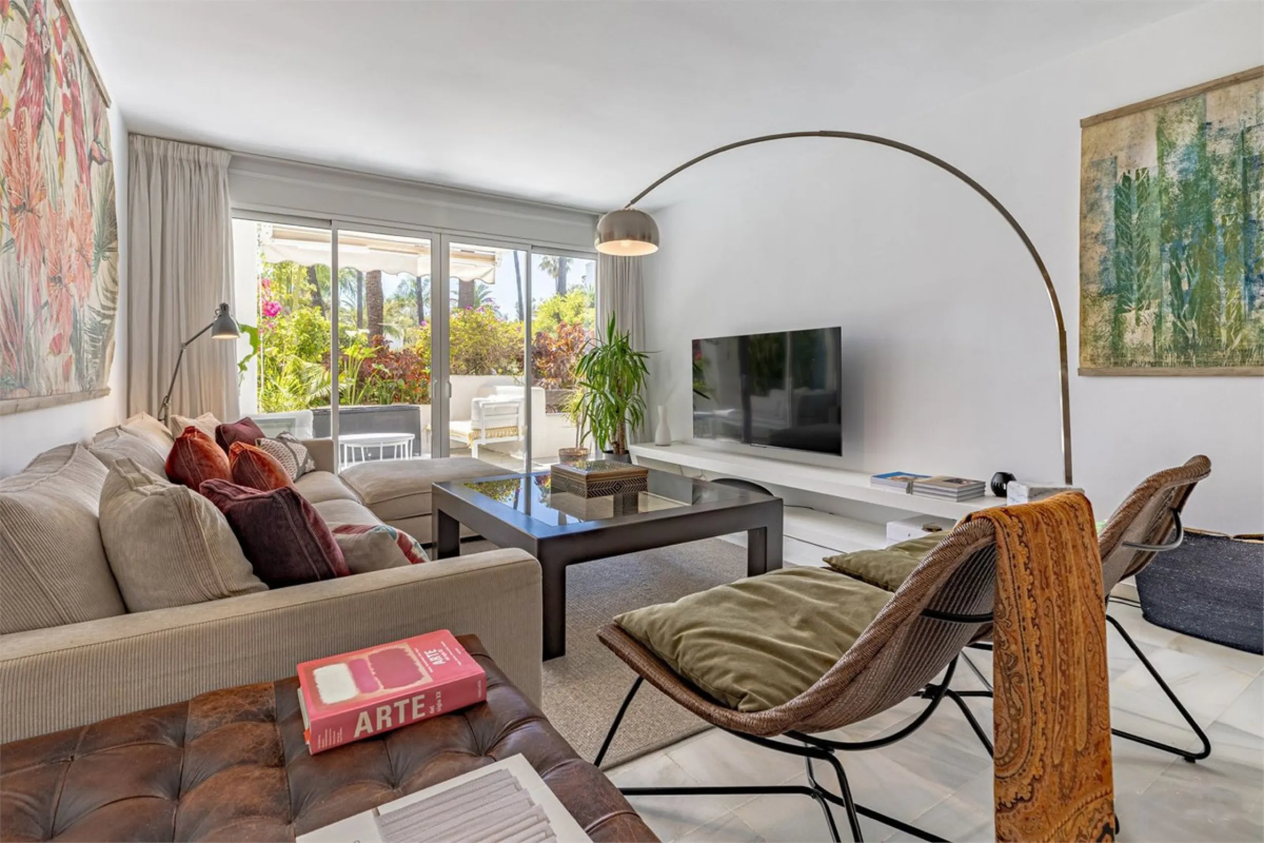 Apartment - Ground Floor Apartment в продаже в Estepona, Málaga. В доме 2 спален и 2 ванных комнат. Площадь дома 140 м²
