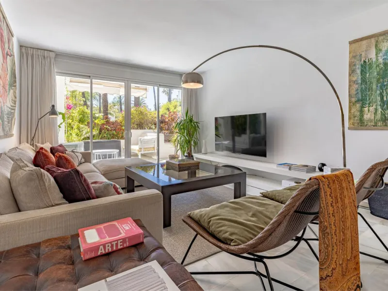 This beautifully maintained 2-bedroom, 2-bathroom apartment is located in the prestigious La Alcazaba complex, just a short walk from the heart of Puerto Banús and the beach, with its elegant promenade, charming restaurants, and lively bars.