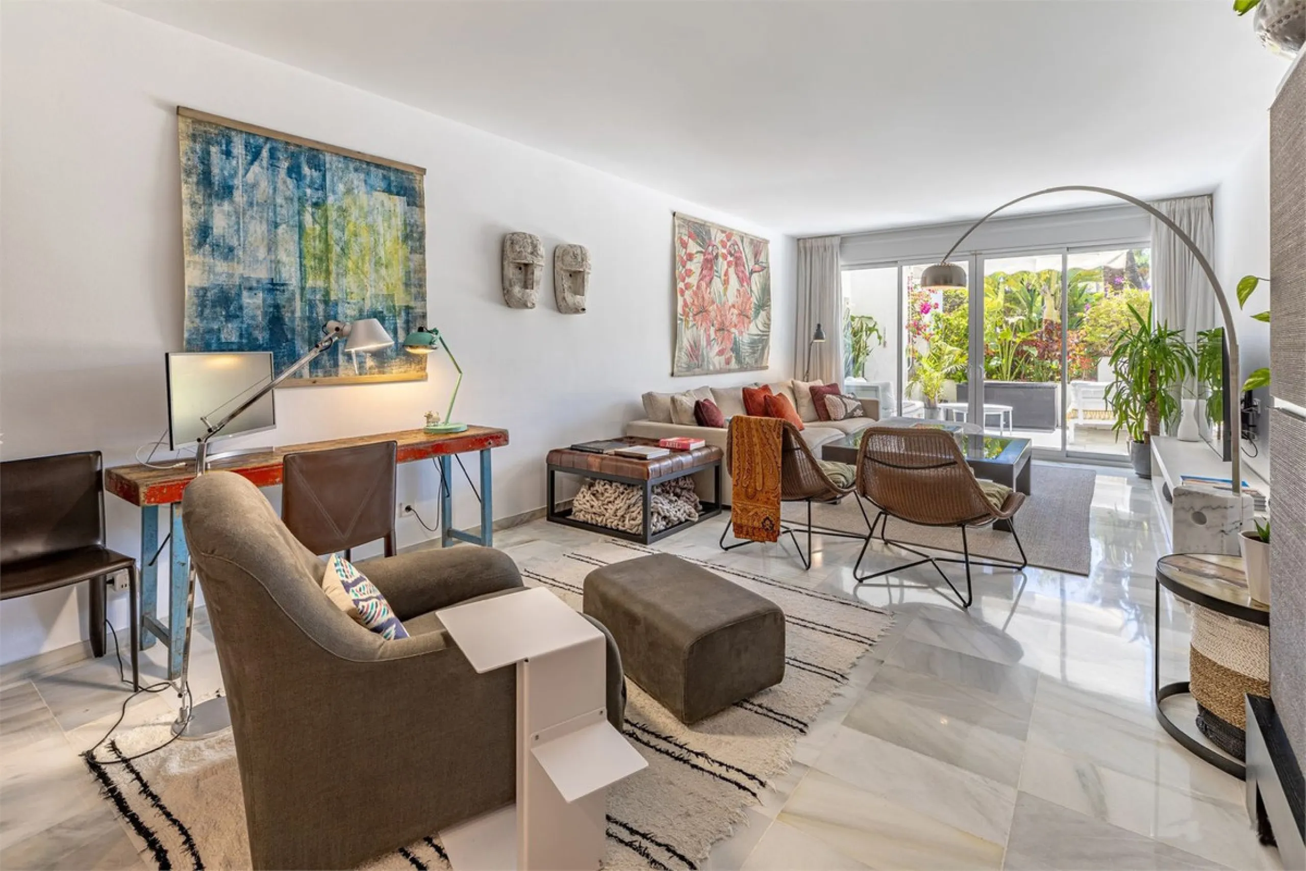 Apartment - Ground Floor Apartment в продаже в Estepona, Málaga. В доме 2 спален и 2 ванных комнат. Площадь дома 140 м²