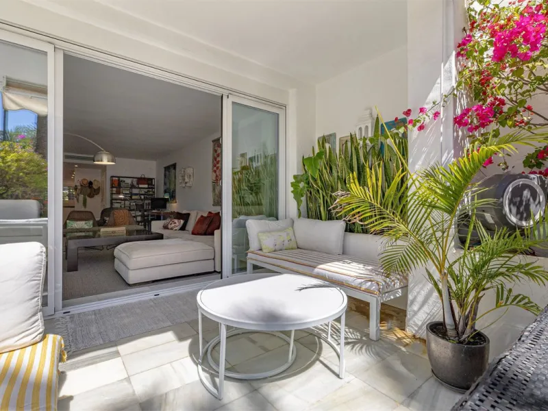 Apartment - Ground Floor Apartment в продаже в Estepona, Málaga. В доме 2 спален и 2 ванных комнат. Площадь дома 140 м²