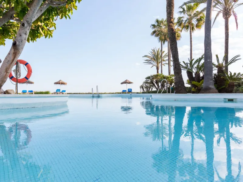 Apartment - Ground Floor Apartment в продаже в Estepona, Málaga. В доме 2 спален и 2 ванных комнат. Площадь дома 140 м²