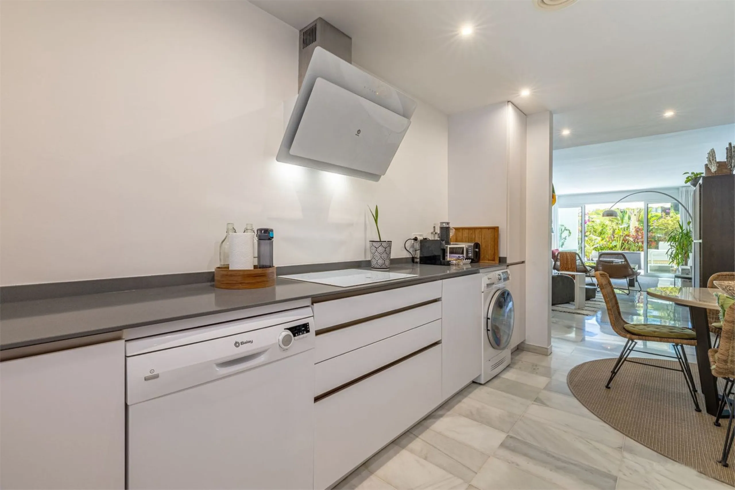 Apartment - Ground Floor Apartment в продаже в Estepona, Málaga. В доме 2 спален и 2 ванных комнат. Площадь дома 140 м²