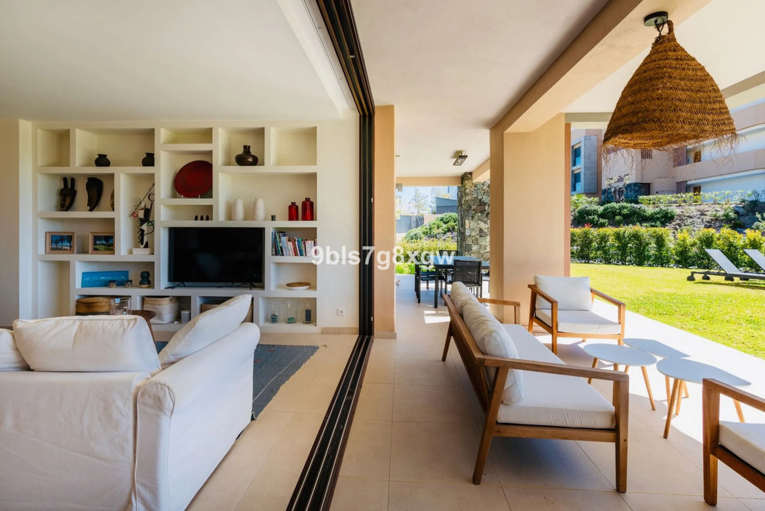 Apartment - Ground Floor Apartment в продаже в Benahavís, Málaga. В доме 3 спален и 3 ванных комнат. Площадь дома 135 м². Площадь участка 393 м²