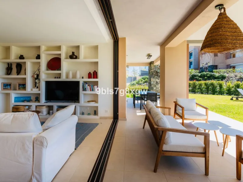 Apartment - Ground Floor Apartment в продаже в Benahavís, Málaga. В доме 3 спален и 3 ванных комнат. Площадь дома 135 м². Площадь участка 393 м²