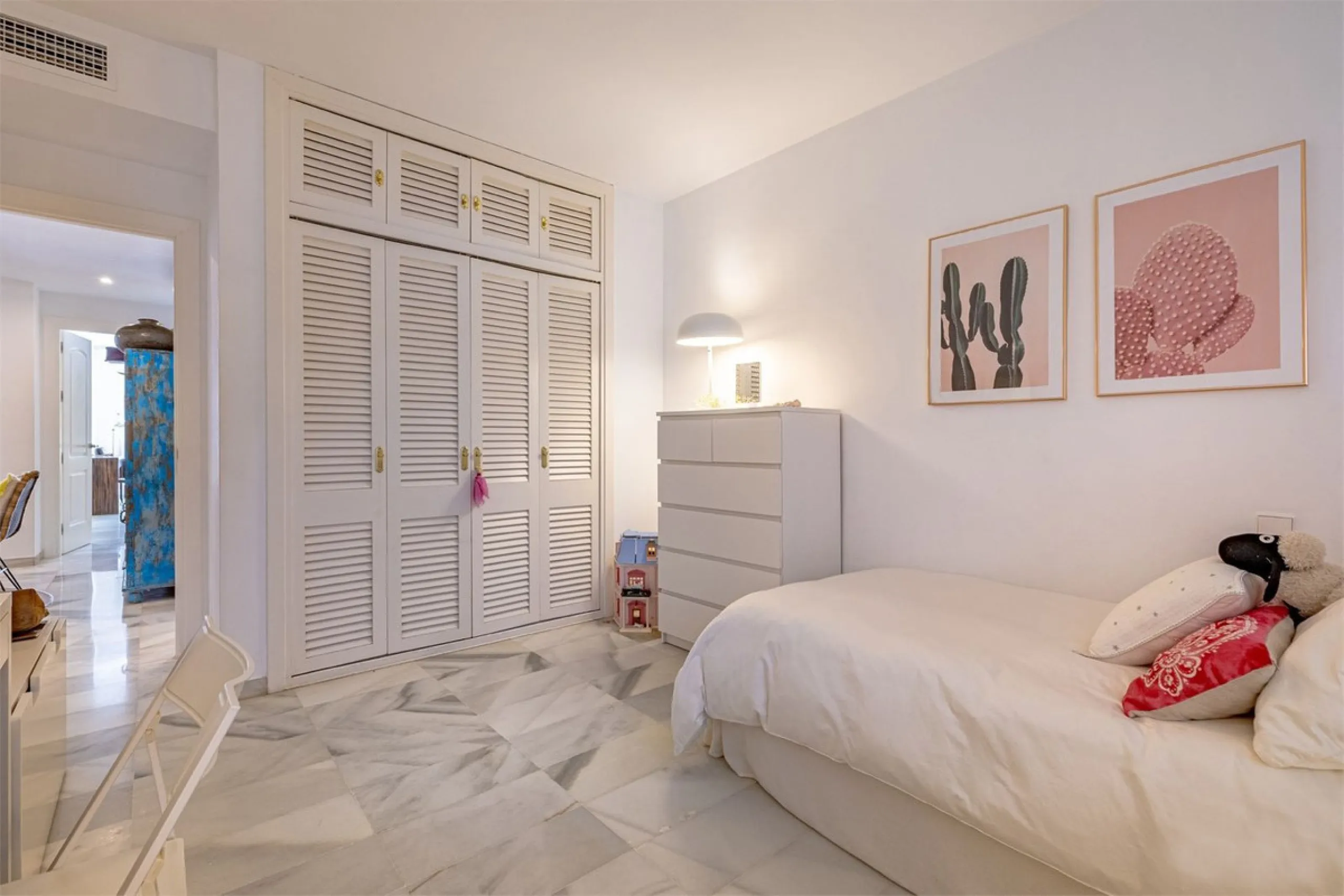 Apartment - Ground Floor Apartment в продаже в Estepona, Málaga. В доме 2 спален и 2 ванных комнат. Площадь дома 140 м²