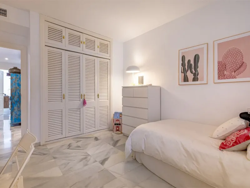 Apartment - Ground Floor Apartment в продаже в Estepona, Málaga. В доме 2 спален и 2 ванных комнат. Площадь дома 140 м²