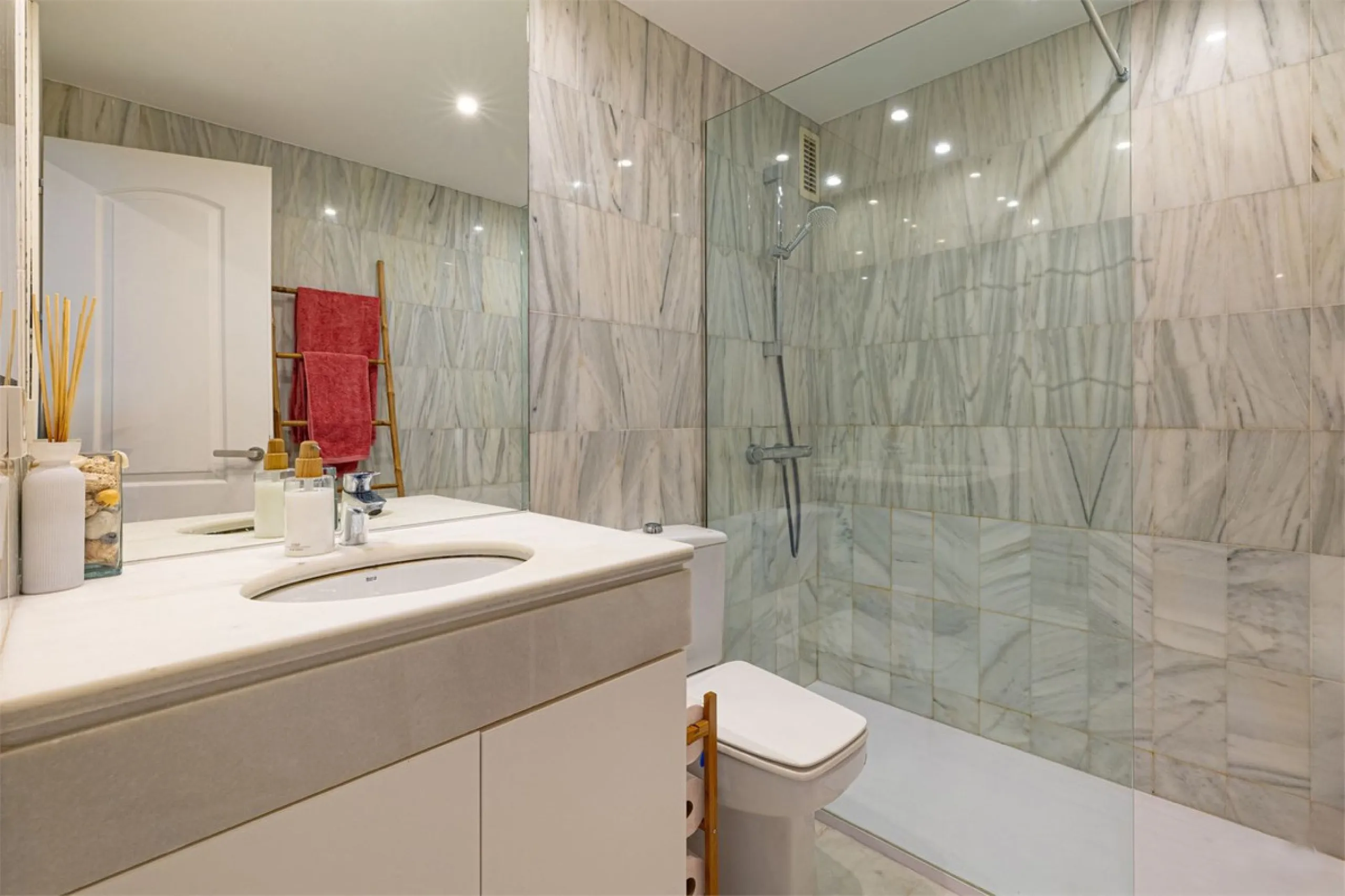 Apartment - Ground Floor Apartment в продаже в Estepona, Málaga. В доме 2 спален и 2 ванных комнат. Площадь дома 140 м²
