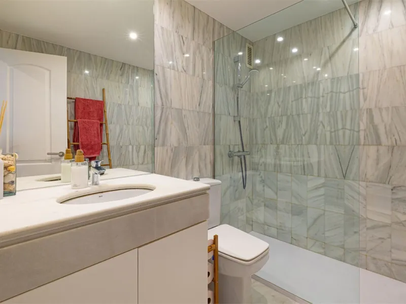 Apartment - Ground Floor Apartment в продаже в Estepona, Málaga. В доме 2 спален и 2 ванных комнат. Площадь дома 140 м²