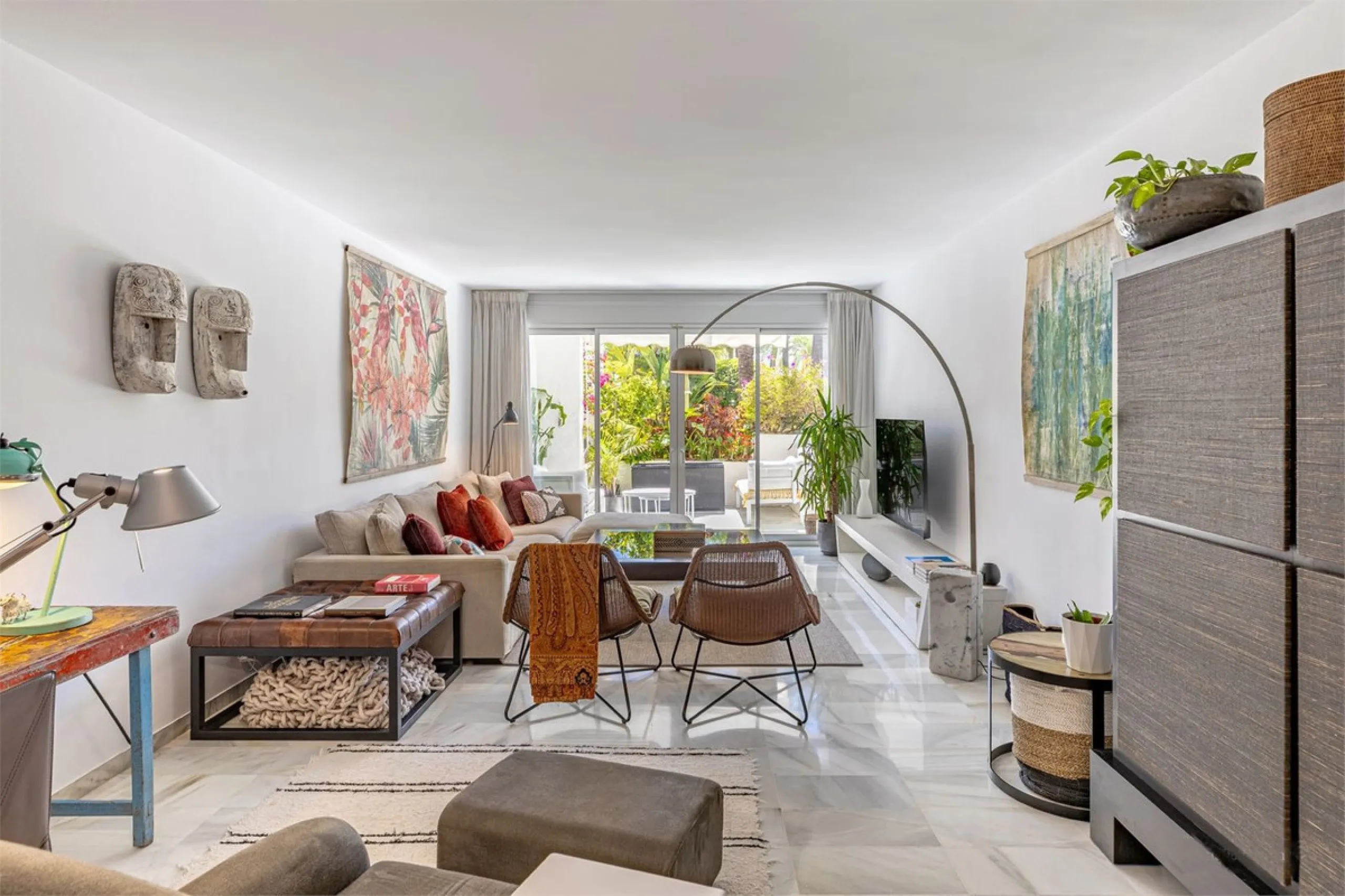Apartment - Ground Floor Apartment в продаже в Estepona, Málaga. В доме 2 спален и 2 ванных комнат. Площадь дома 140 м²