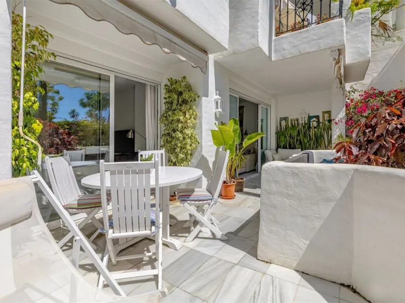 Apartment - Ground Floor Apartment в продаже в Estepona, Málaga. В доме 2 спален и 2 ванных комнат. Площадь дома 140 м²