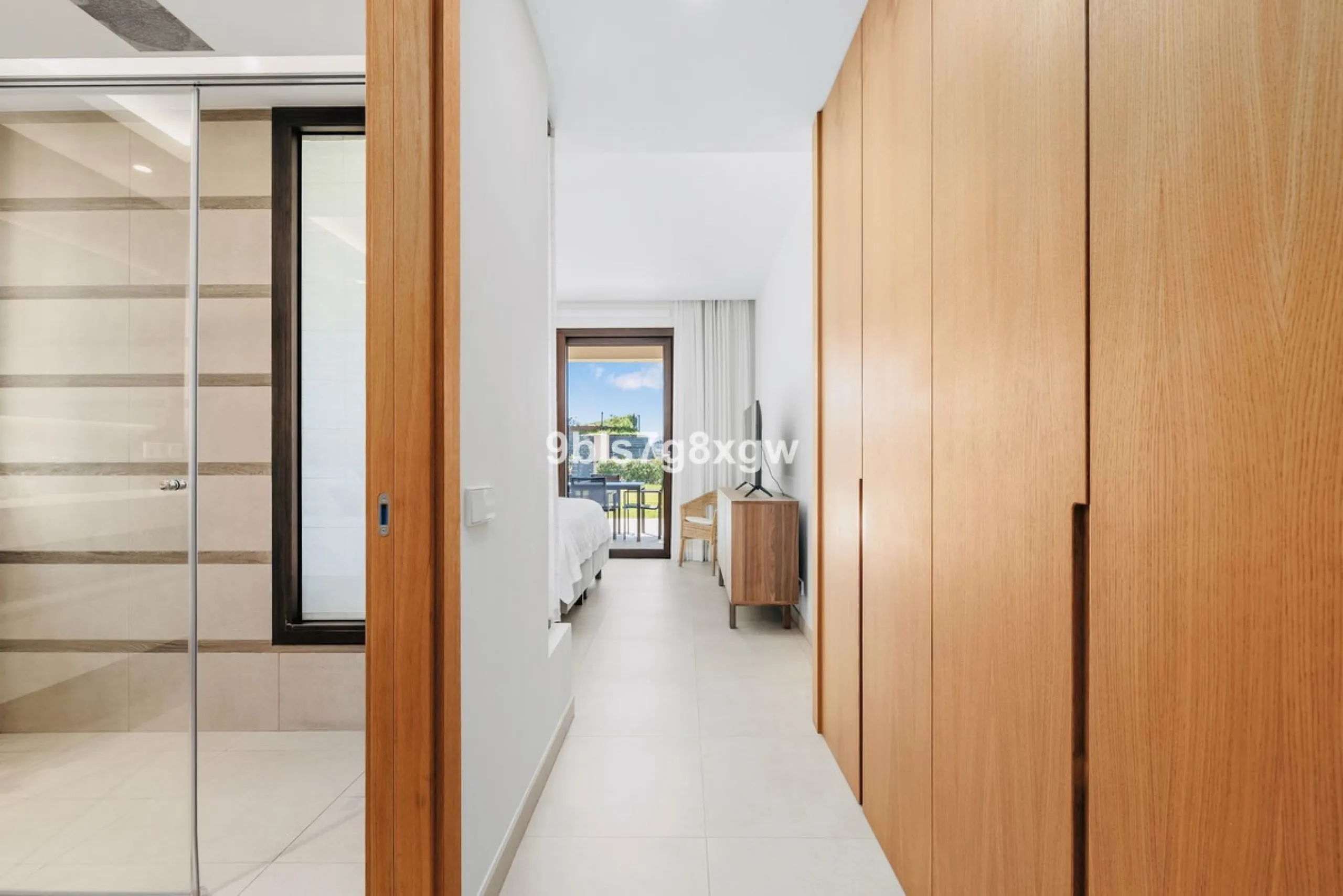 Apartment - Ground Floor Apartment в продаже в Benahavís, Málaga. В доме 3 спален и 3 ванных комнат. Площадь дома 135 м². Площадь участка 393 м²