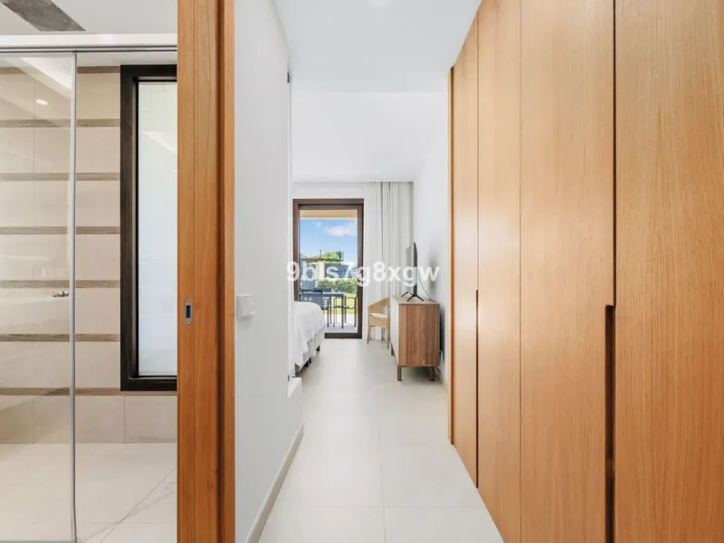 Apartment - Ground Floor Apartment в продаже в Benahavís, Málaga. В доме 3 спален и 3 ванных комнат. Площадь дома 135 м². Площадь участка 393 м²