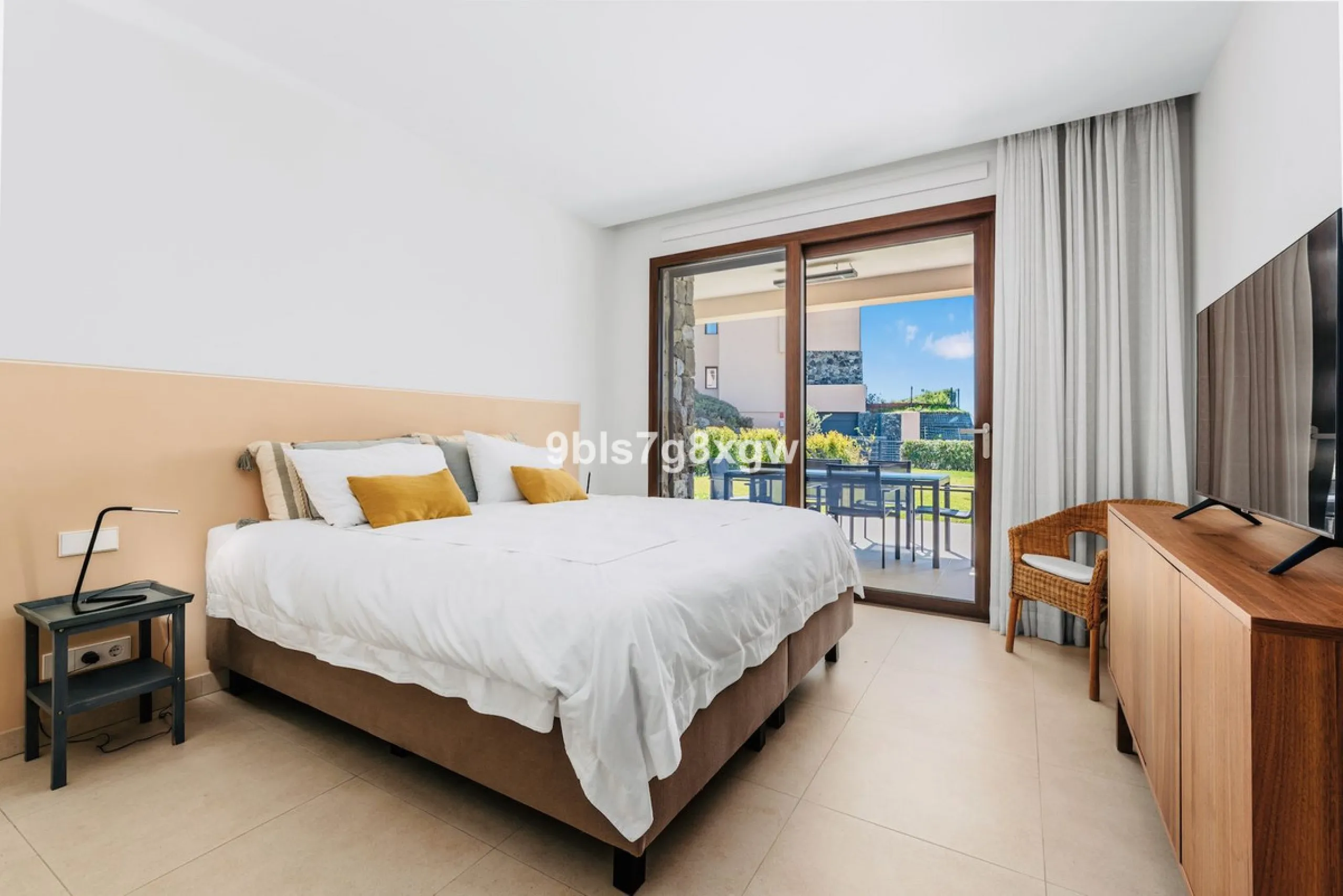 Apartment - Ground Floor Apartment в продаже в Benahavís, Málaga. В доме 3 спален и 3 ванных комнат. Площадь дома 135 м². Площадь участка 393 м²
