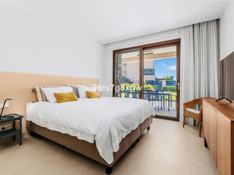 Apartment - Ground Floor Apartment в продаже в Benahavís, Málaga. В доме 3 спален и 3 ванных комнат. Площадь дома 135 м². Площадь участка 393 м²