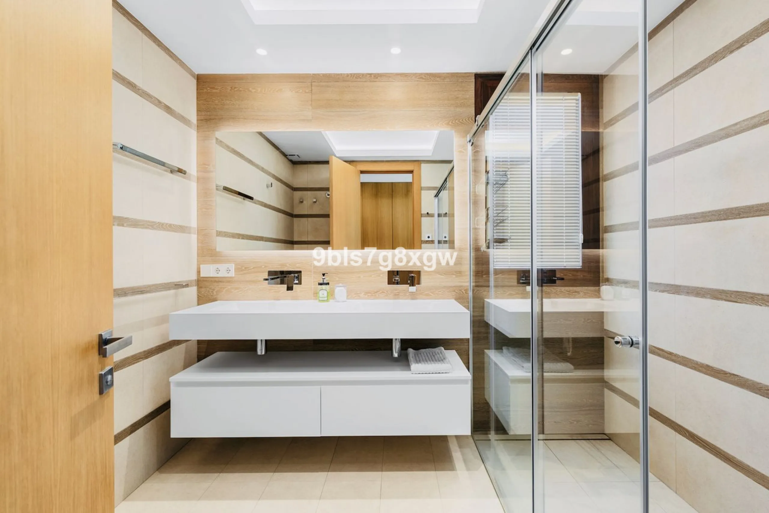 Apartment - Ground Floor Apartment в продаже в Benahavís, Málaga. В доме 3 спален и 3 ванных комнат. Площадь дома 135 м². Площадь участка 393 м²