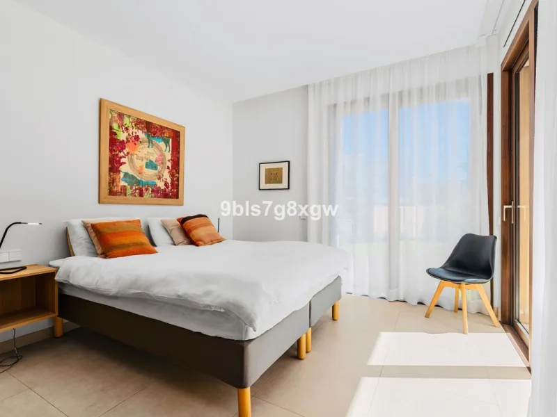 Apartment - Ground Floor Apartment в продаже в Benahavís, Málaga. В доме 3 спален и 3 ванных комнат. Площадь дома 135 м². Площадь участка 393 м²