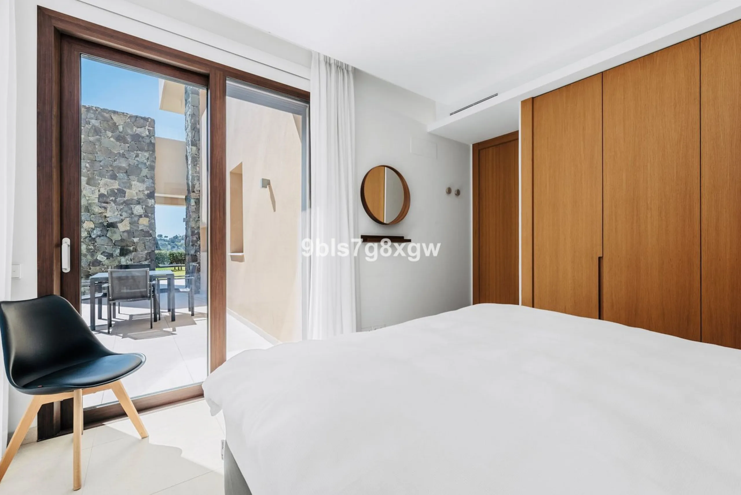 Apartment - Ground Floor Apartment в продаже в Benahavís, Málaga. В доме 3 спален и 3 ванных комнат. Площадь дома 135 м². Площадь участка 393 м²