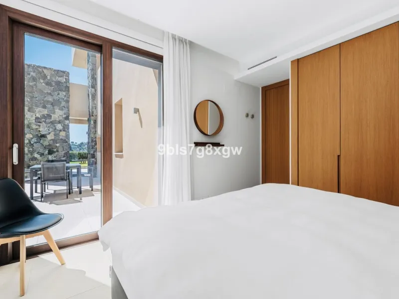 Apartment - Ground Floor Apartment в продаже в Benahavís, Málaga. В доме 3 спален и 3 ванных комнат. Площадь дома 135 м². Площадь участка 393 м²
