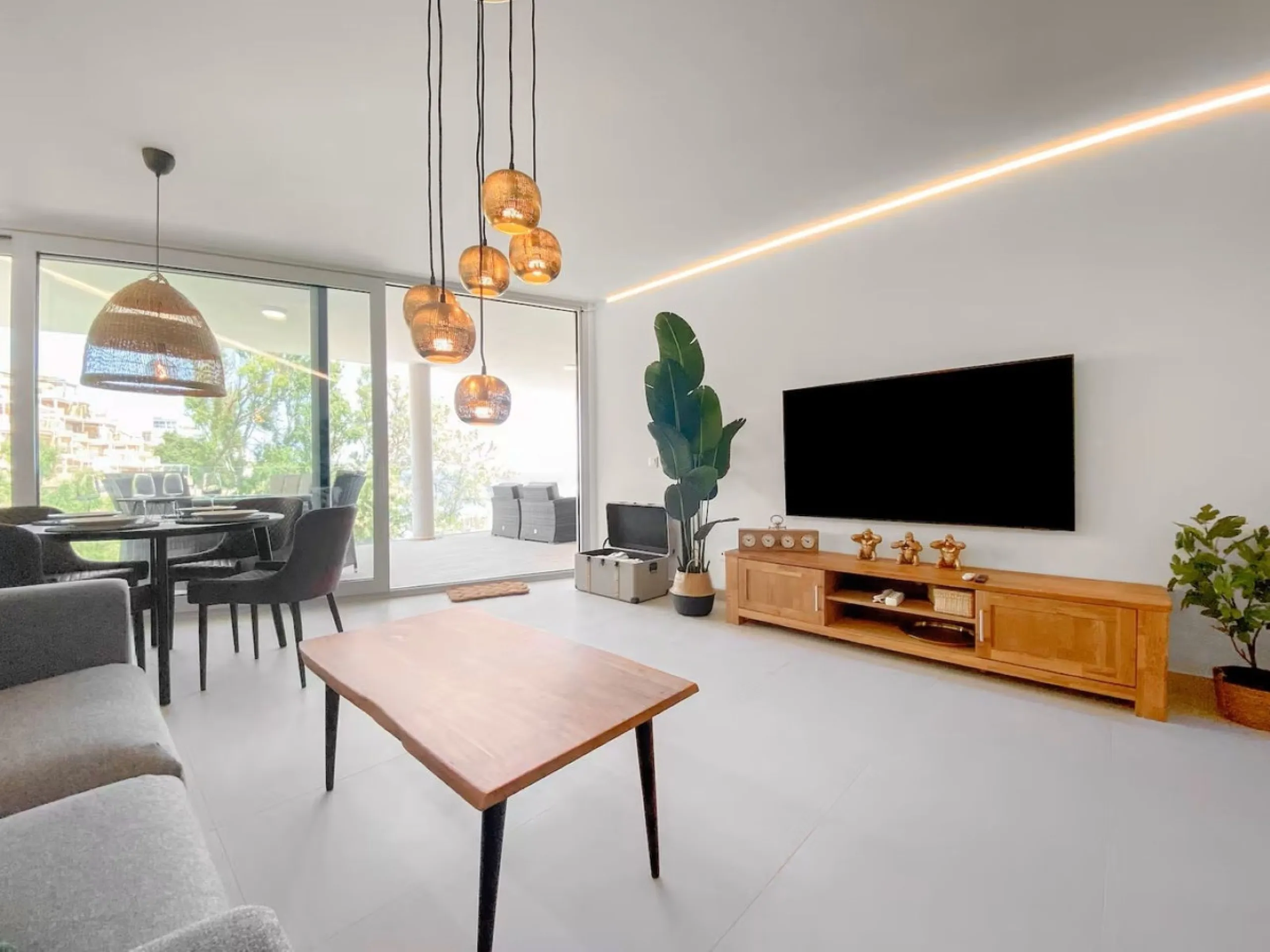 Apartment Las Olas is a modern 2 bedroom 2 bathroom apartment in The Wave Fuengirola. It is a recent build with contemporary design and sea views. The property includes a private terrace underground parking and a storage room. Air conditioning is installe