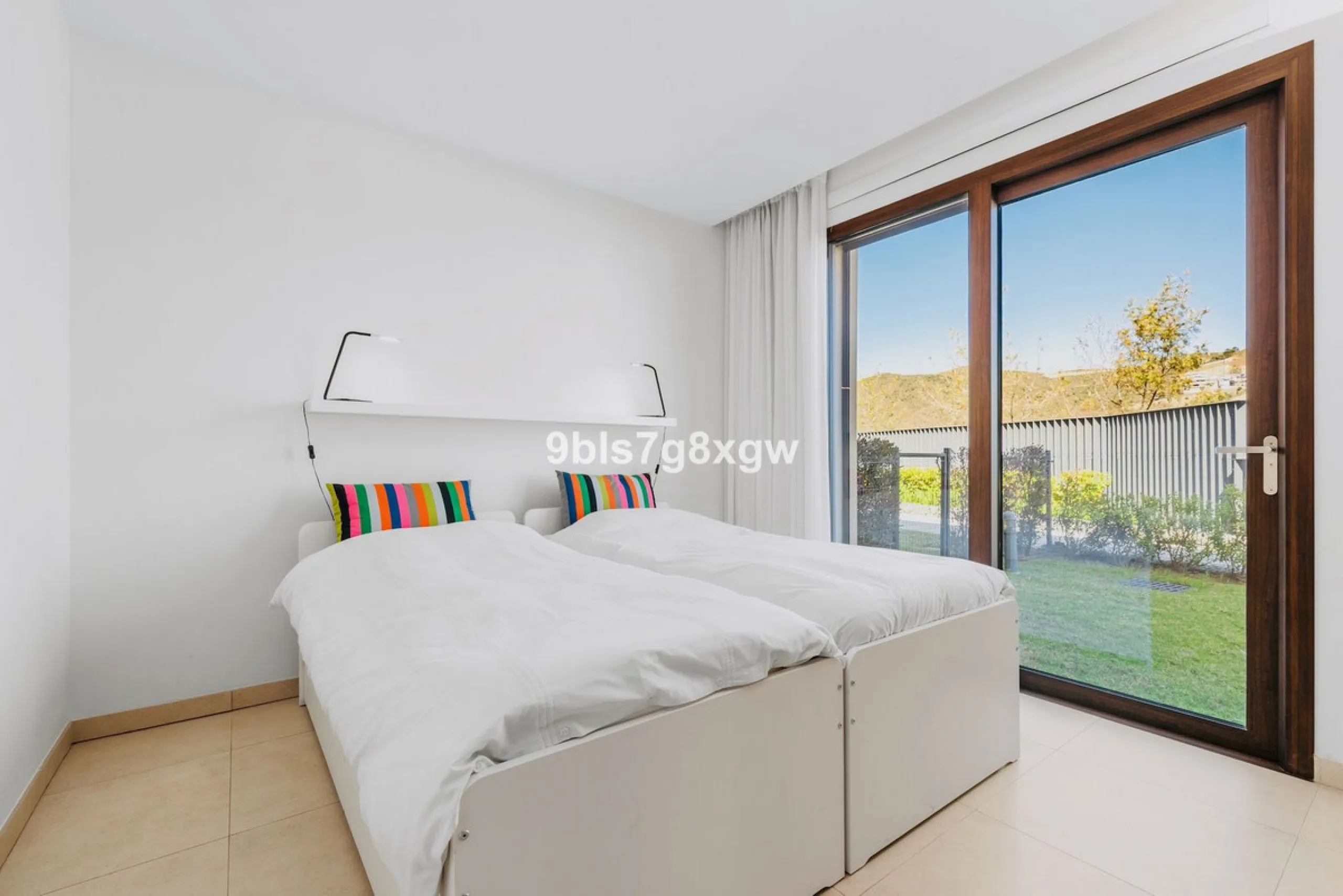 Apartment - Ground Floor Apartment в продаже в Benahavís, Málaga. В доме 3 спален и 3 ванных комнат. Площадь дома 135 м². Площадь участка 393 м²
