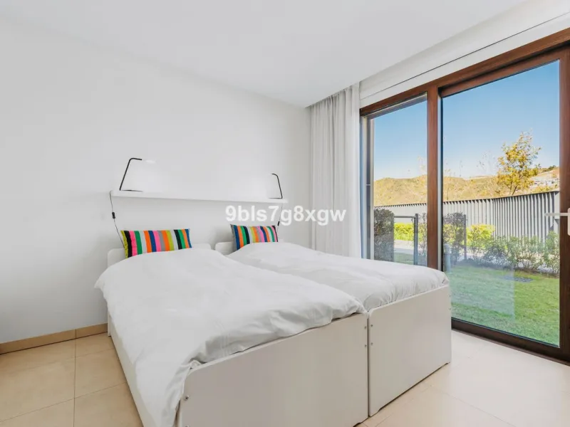 Apartment - Ground Floor Apartment в продаже в Benahavís, Málaga. В доме 3 спален и 3 ванных комнат. Площадь дома 135 м². Площадь участка 393 м²