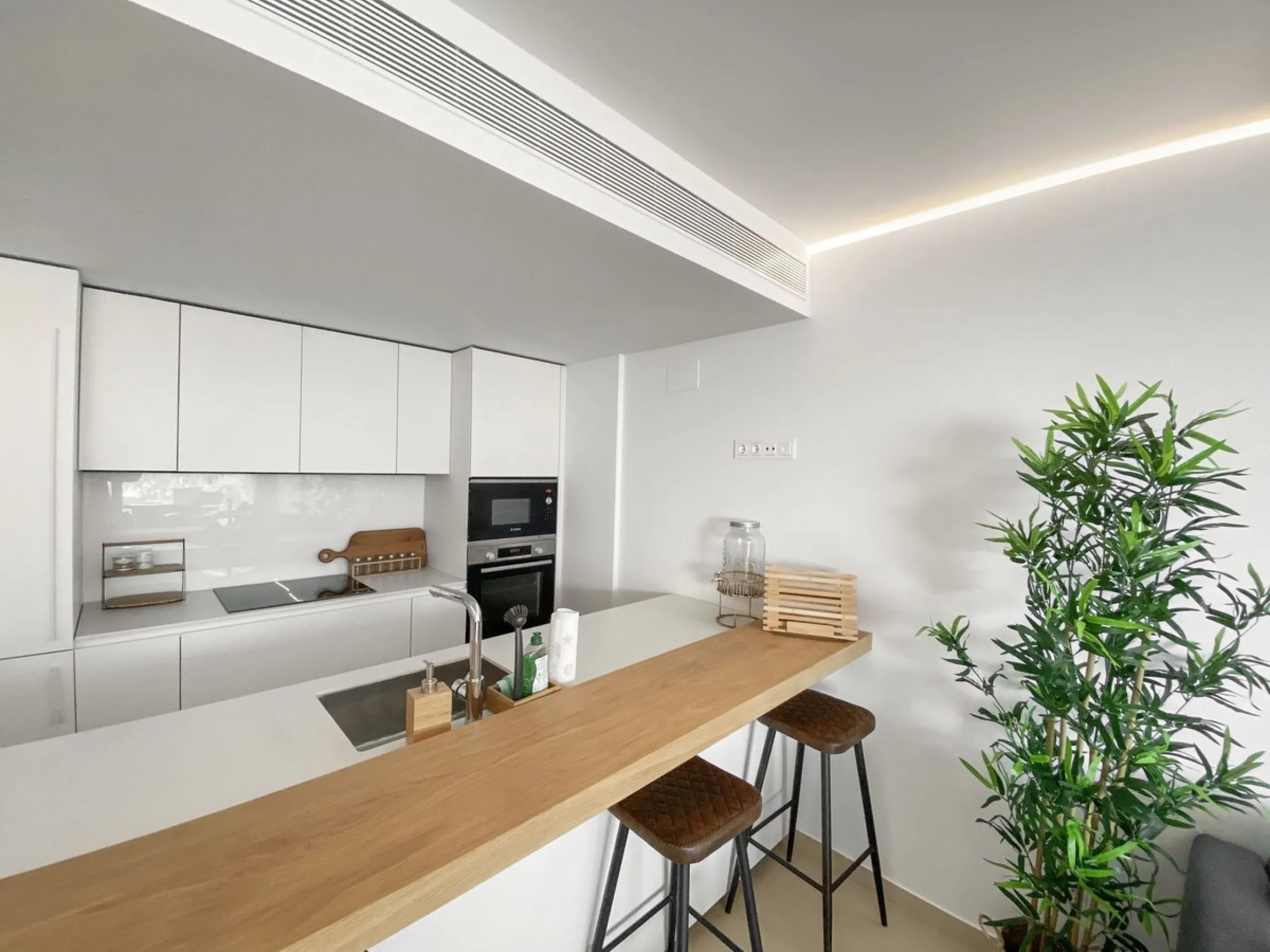 Apartment Las Olas is a modern 2 bedroom 2 bathroom apartment in The Wave Fuengirola. It is a recent build with contemporary design and sea views. The property includes a private terrace underground parking and a storage room. Air conditioning is installe