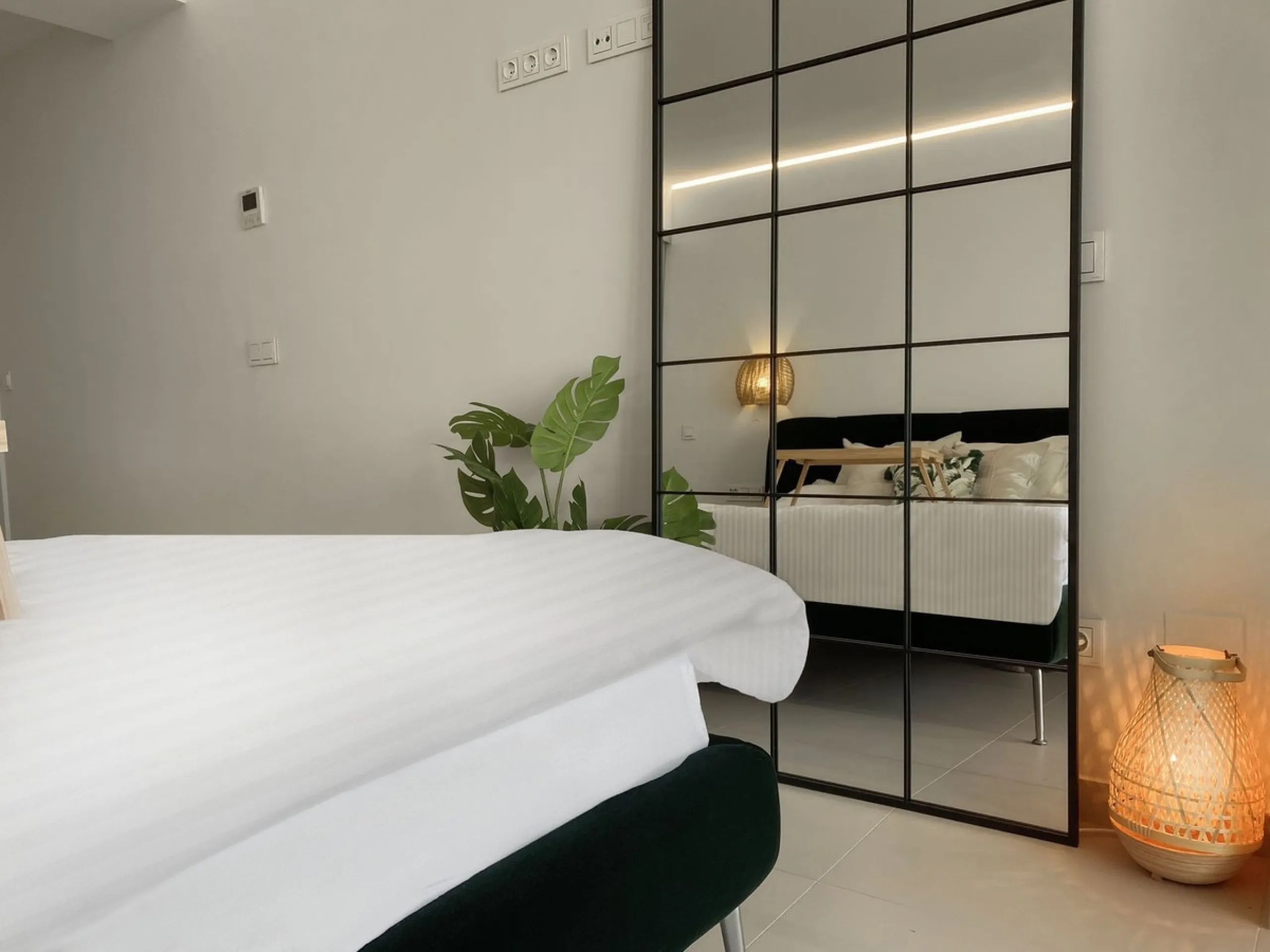 Apartment Las Olas is a modern 2 bedroom 2 bathroom apartment in The Wave Fuengirola. It is a recent build with contemporary design and sea views. The property includes a private terrace underground parking and a storage room. Air conditioning is installe