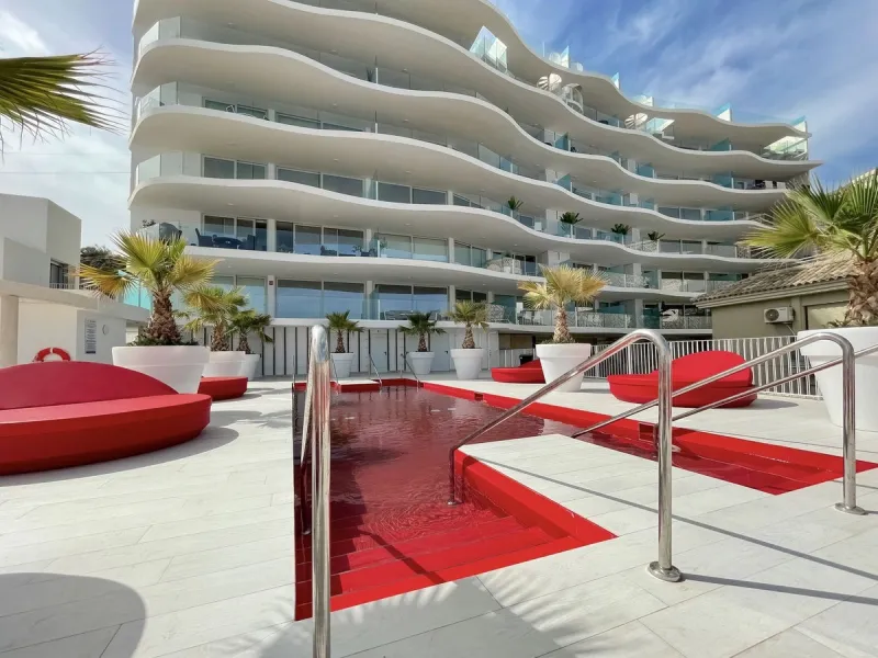 Apartment Las Olas is a modern 2 bedroom 2 bathroom apartment in The Wave Fuengirola. It is a recent build with contemporary design and sea views. The property includes a private terrace underground parking and a storage room. Air conditioning is installe