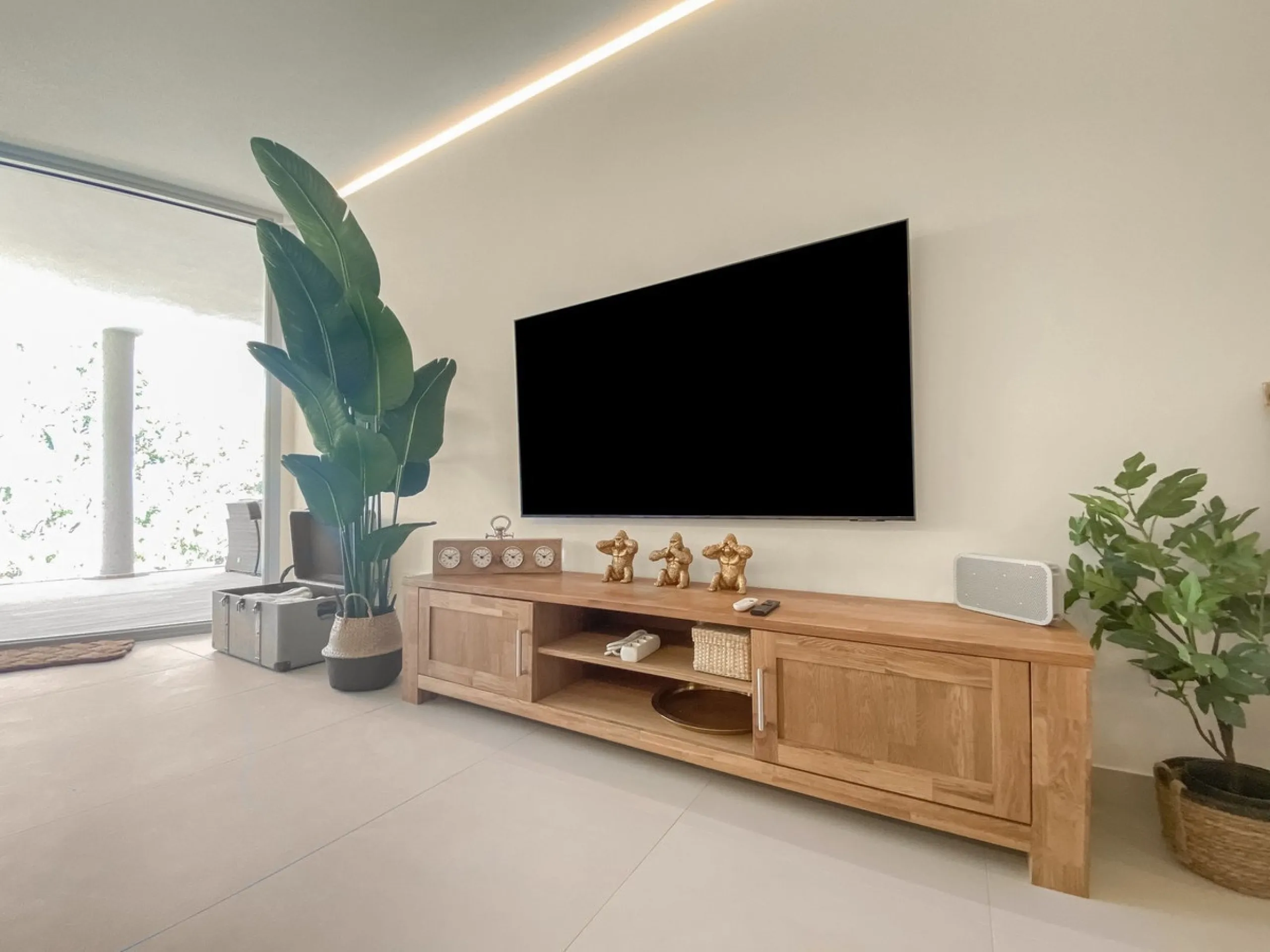 Apartment Las Olas is a modern 2 bedroom 2 bathroom apartment in The Wave Fuengirola. It is a recent build with contemporary design and sea views. The property includes a private terrace underground parking and a storage room. Air conditioning is installe