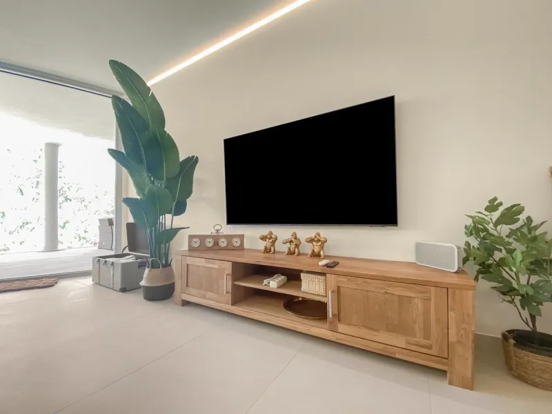 Apartment Las Olas is a modern 2 bedroom 2 bathroom apartment in The Wave Fuengirola. It is a recent build with contemporary design and sea views. The property includes a private terrace underground parking and a storage room. Air conditioning is installe
