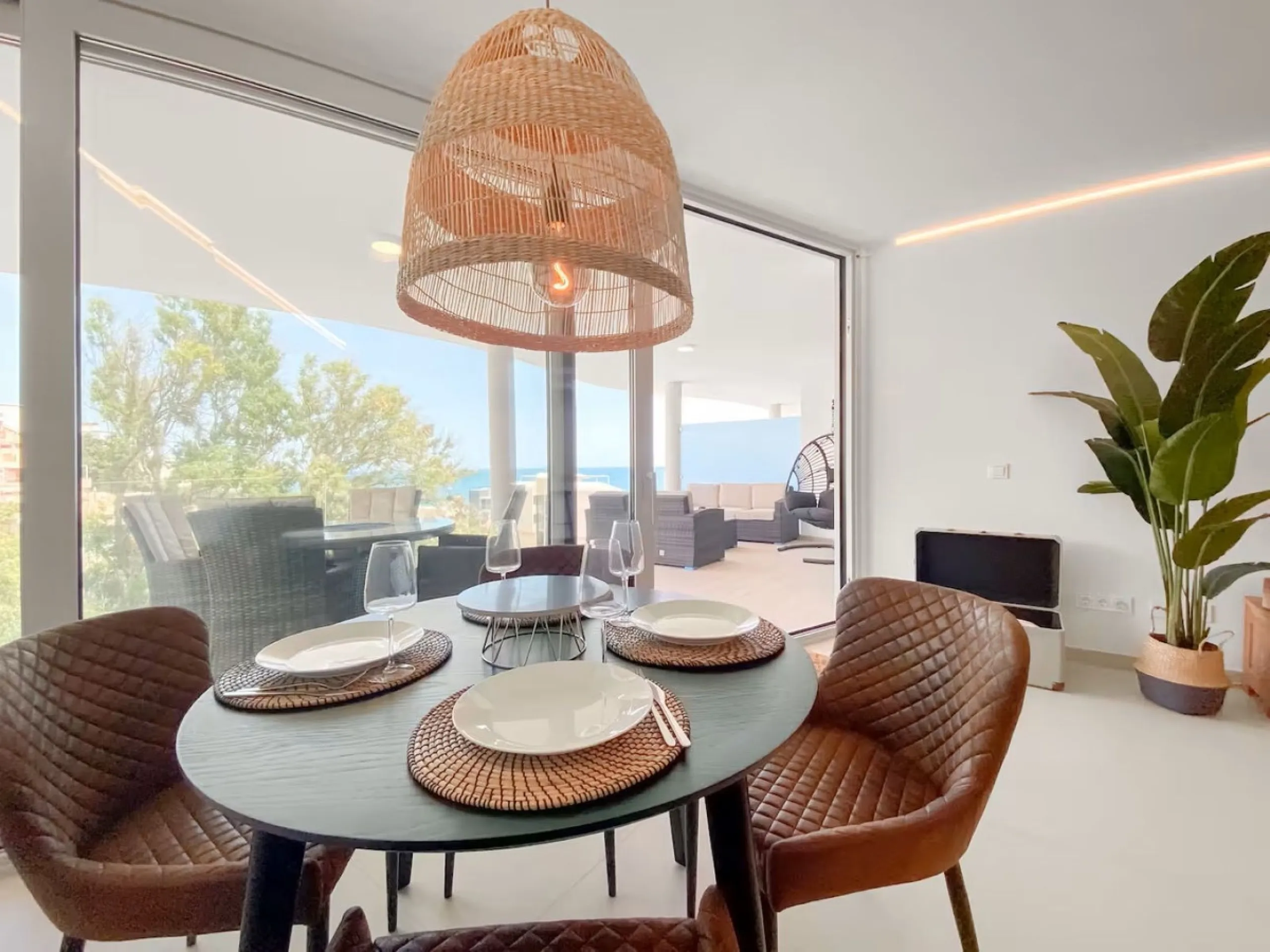 Apartment Las Olas is a modern 2 bedroom 2 bathroom apartment in The Wave Fuengirola. It is a recent build with contemporary design and sea views. The property includes a private terrace underground parking and a storage room. Air conditioning is installe