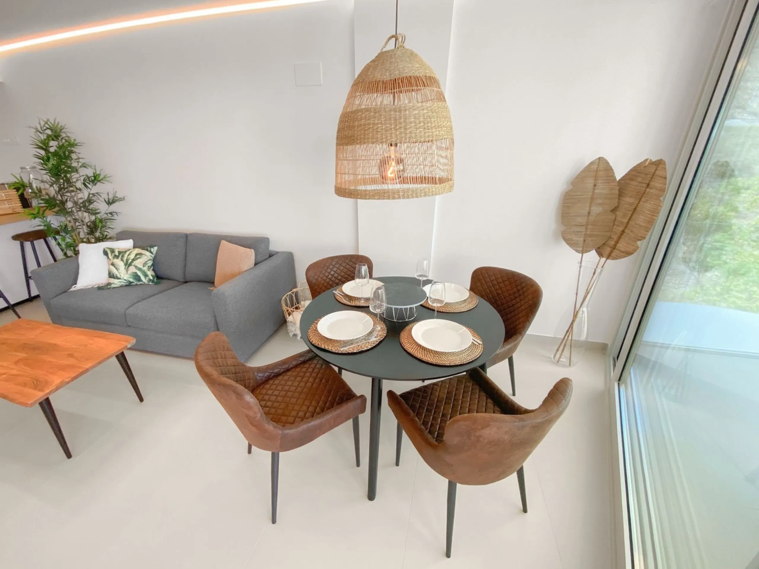 Apartment Las Olas is a modern 2 bedroom 2 bathroom apartment in The Wave Fuengirola. It is a recent build with contemporary design and sea views. The property includes a private terrace underground parking and a storage room. Air conditioning is installe