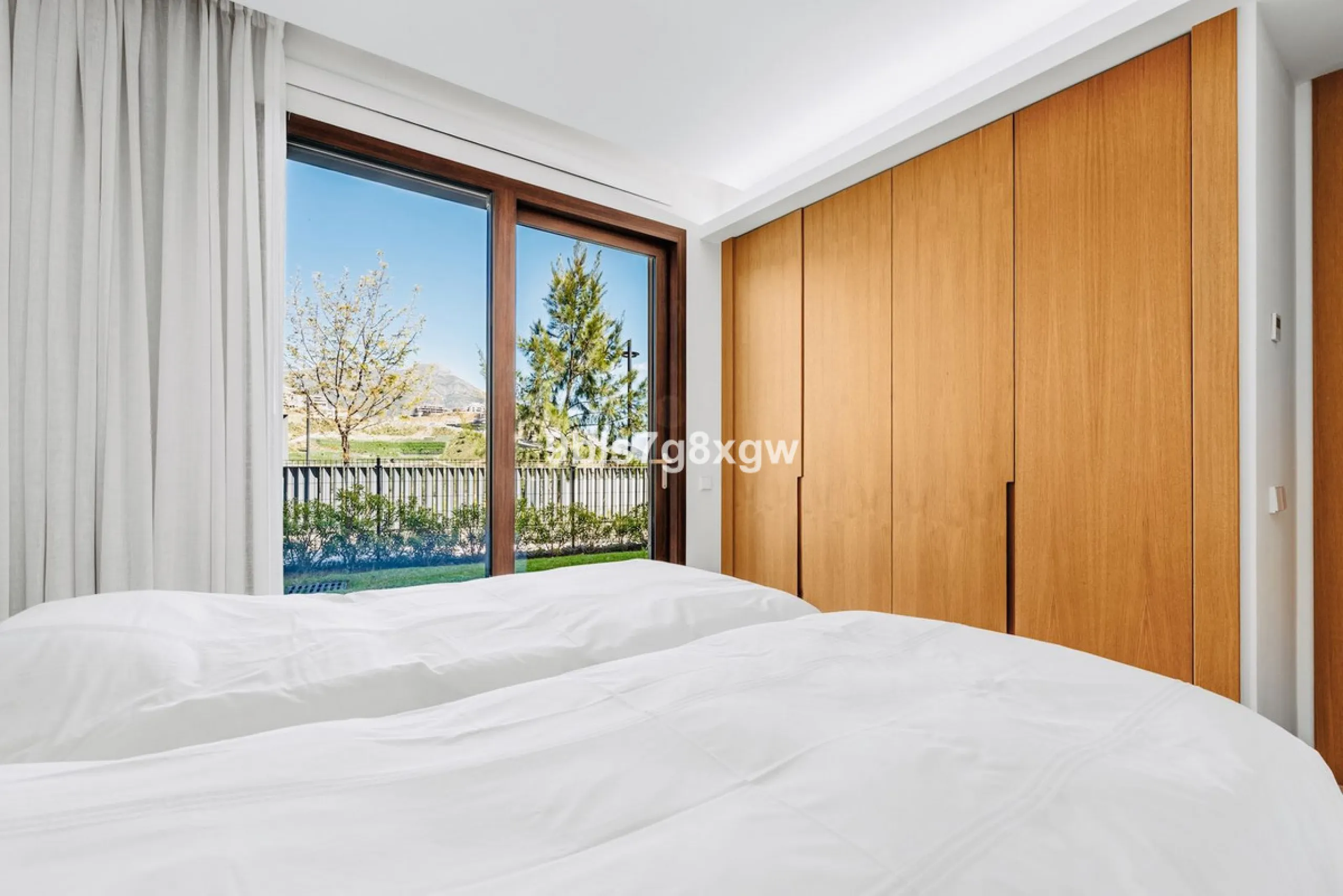 Apartment - Ground Floor Apartment в продаже в Benahavís, Málaga. В доме 3 спален и 3 ванных комнат. Площадь дома 135 м². Площадь участка 393 м²