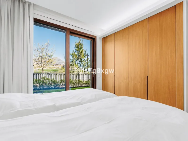 Apartment - Ground Floor Apartment в продаже в Benahavís, Málaga. В доме 3 спален и 3 ванных комнат. Площадь дома 135 м². Площадь участка 393 м²