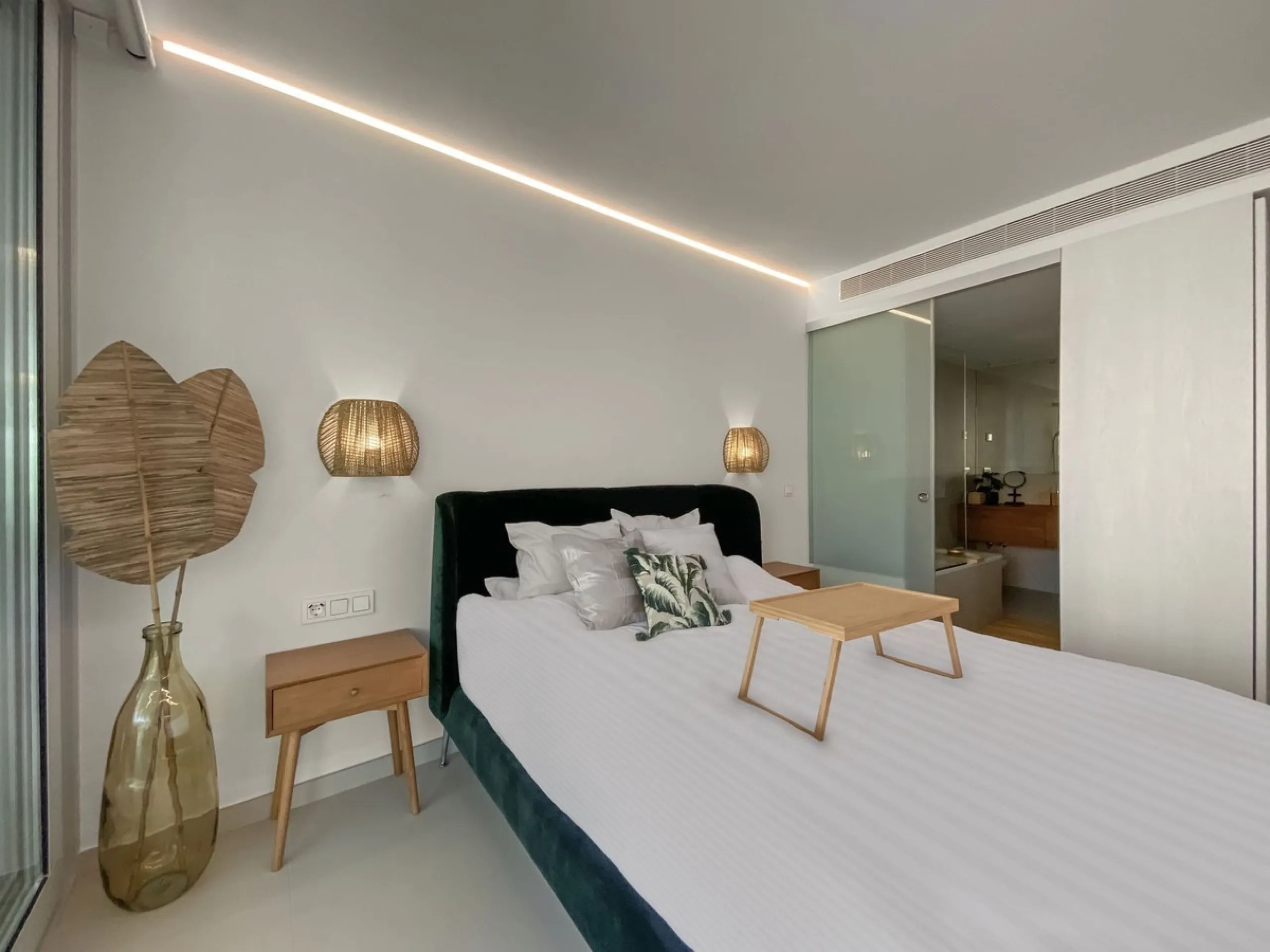 Apartment Las Olas is a modern 2 bedroom 2 bathroom apartment in The Wave Fuengirola. It is a recent build with contemporary design and sea views. The property includes a private terrace underground parking and a storage room. Air conditioning is installe
