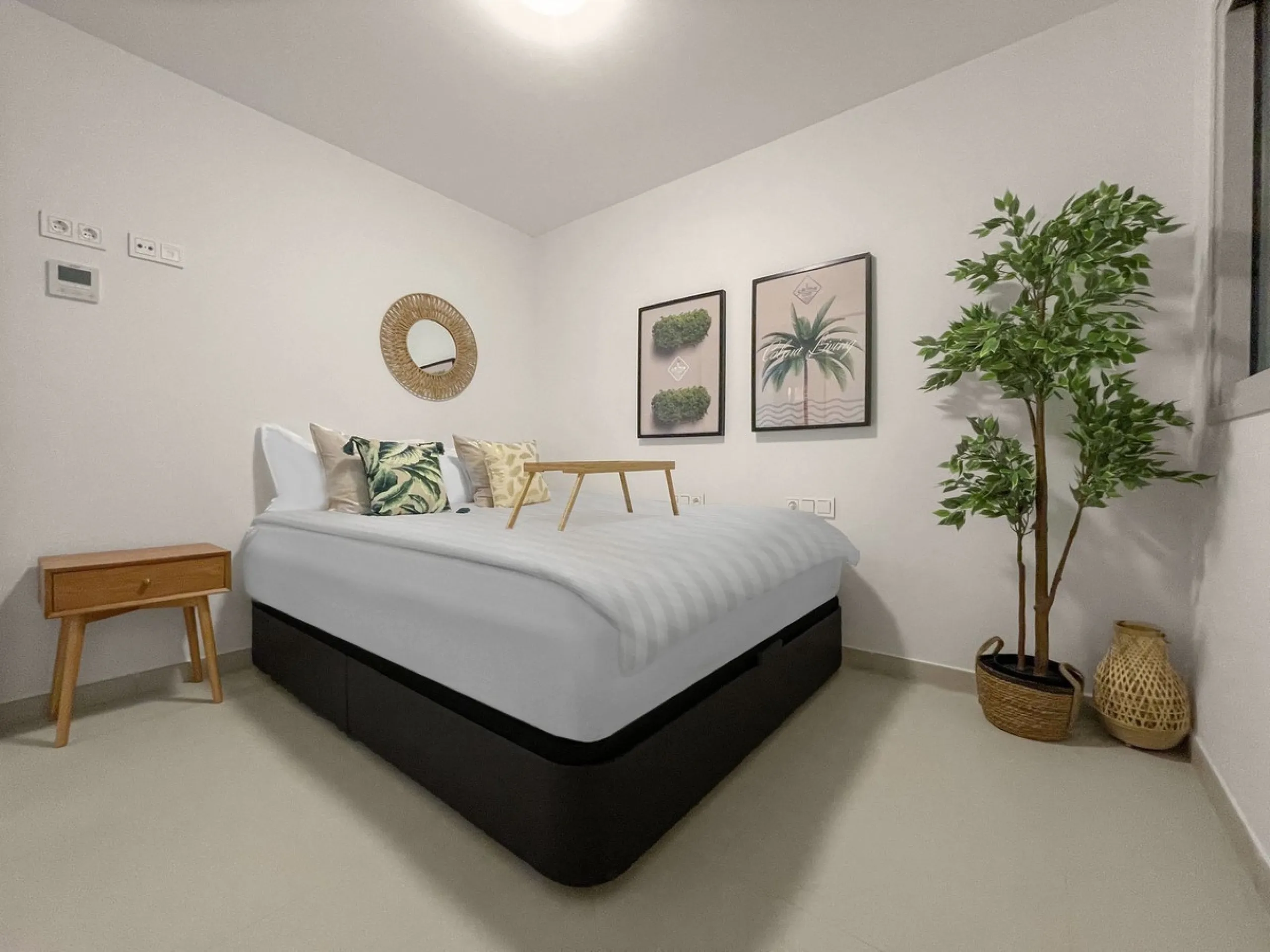 Apartment Las Olas is a modern 2 bedroom 2 bathroom apartment in The Wave Fuengirola. It is a recent build with contemporary design and sea views. The property includes a private terrace underground parking and a storage room. Air conditioning is installe