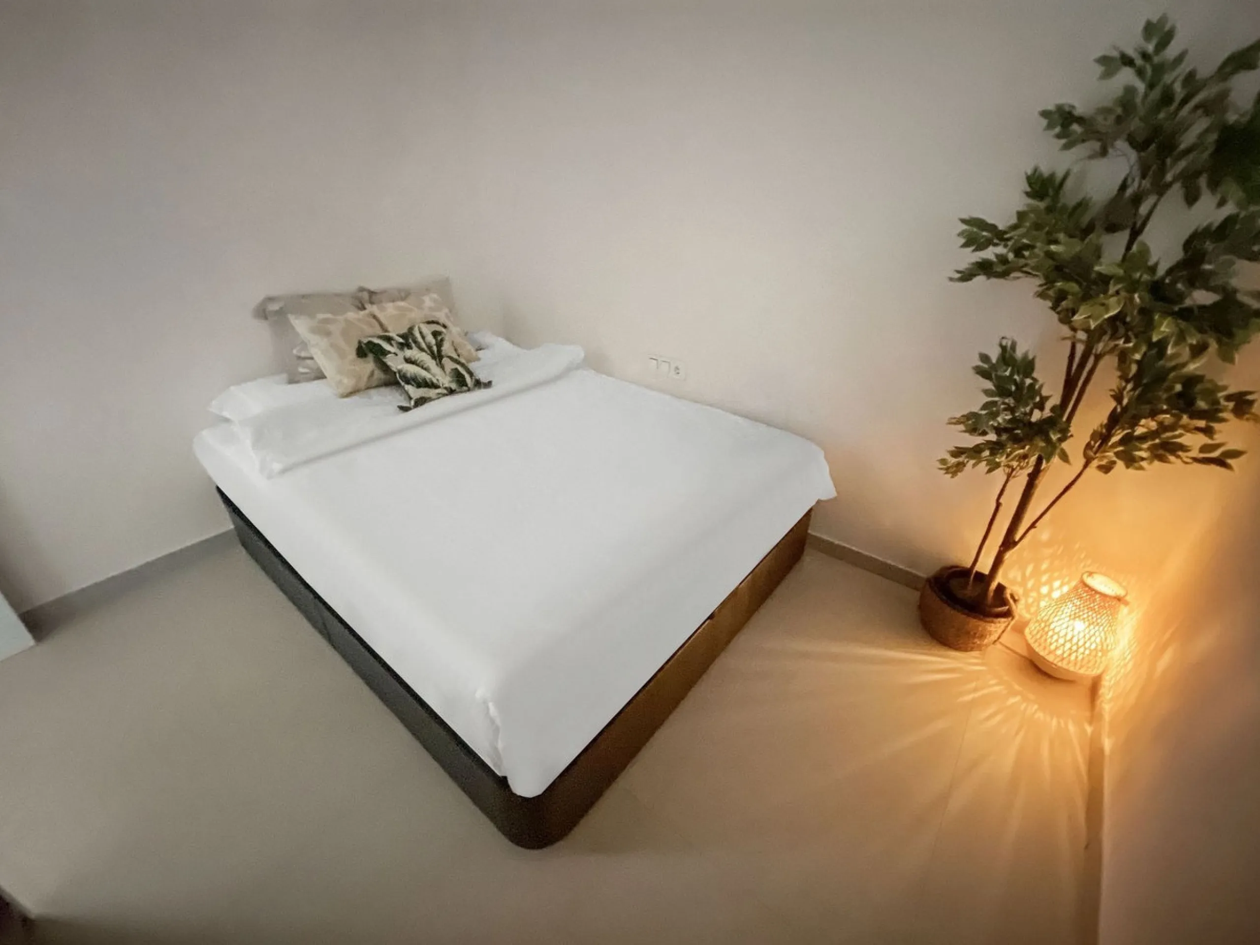 Apartment Las Olas is a modern 2 bedroom 2 bathroom apartment in The Wave Fuengirola. It is a recent build with contemporary design and sea views. The property includes a private terrace underground parking and a storage room. Air conditioning is installe