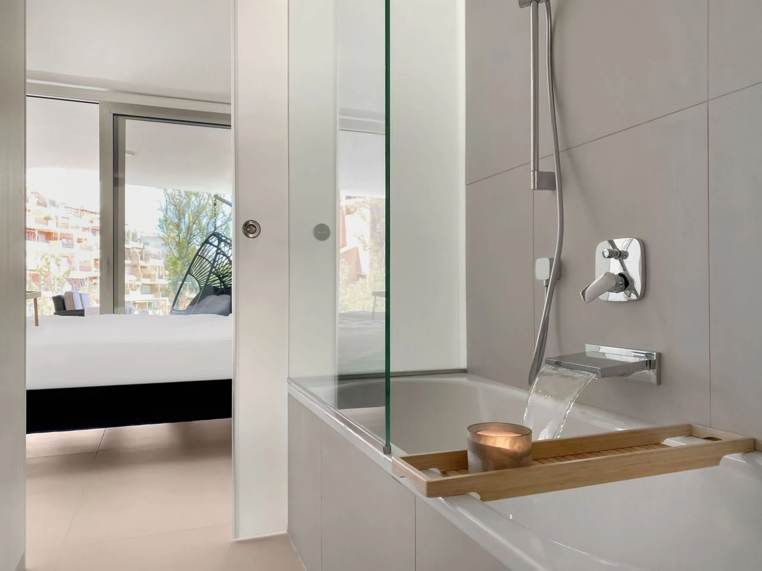 Apartment Las Olas is a modern 2 bedroom 2 bathroom apartment in The Wave Fuengirola. It is a recent build with contemporary design and sea views. The property includes a private terrace underground parking and a storage room. Air conditioning is installe