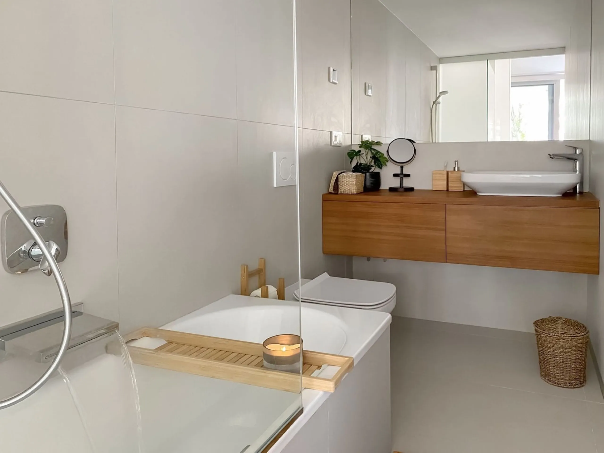 Apartment Las Olas is a modern 2 bedroom 2 bathroom apartment in The Wave Fuengirola. It is a recent build with contemporary design and sea views. The property includes a private terrace underground parking and a storage room. Air conditioning is installe