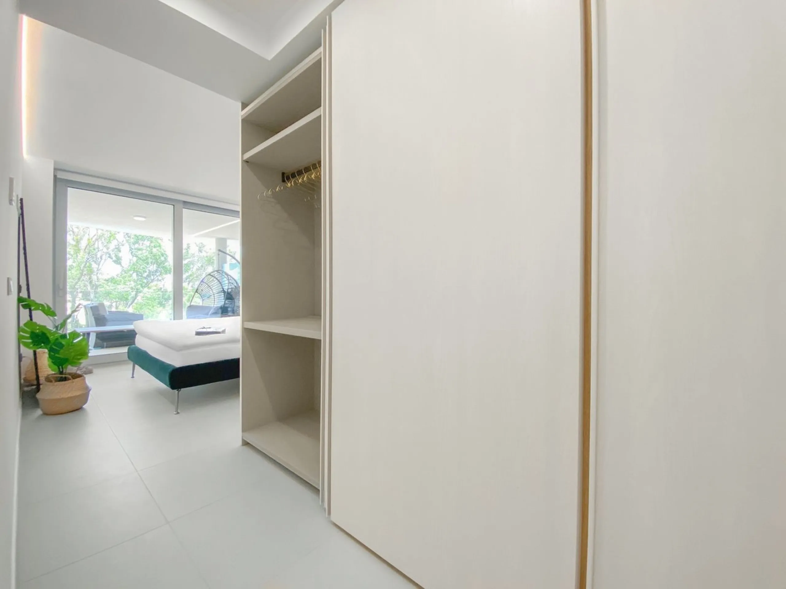 Apartment Las Olas is a modern 2 bedroom 2 bathroom apartment in The Wave Fuengirola. It is a recent build with contemporary design and sea views. The property includes a private terrace underground parking and a storage room. Air conditioning is installe