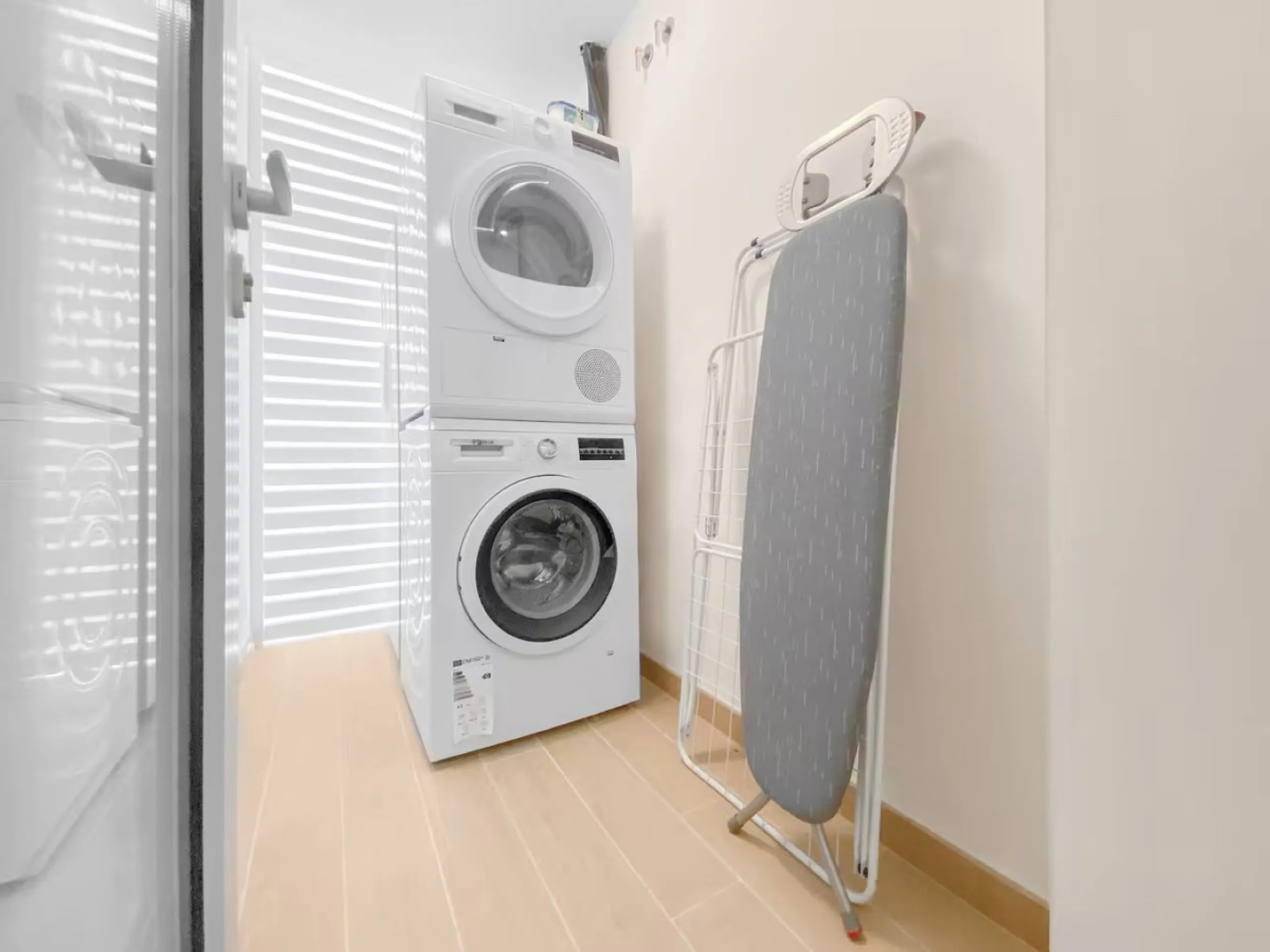 Apartment Las Olas is a modern 2 bedroom 2 bathroom apartment in The Wave Fuengirola. It is a recent build with contemporary design and sea views. The property includes a private terrace underground parking and a storage room. Air conditioning is installe