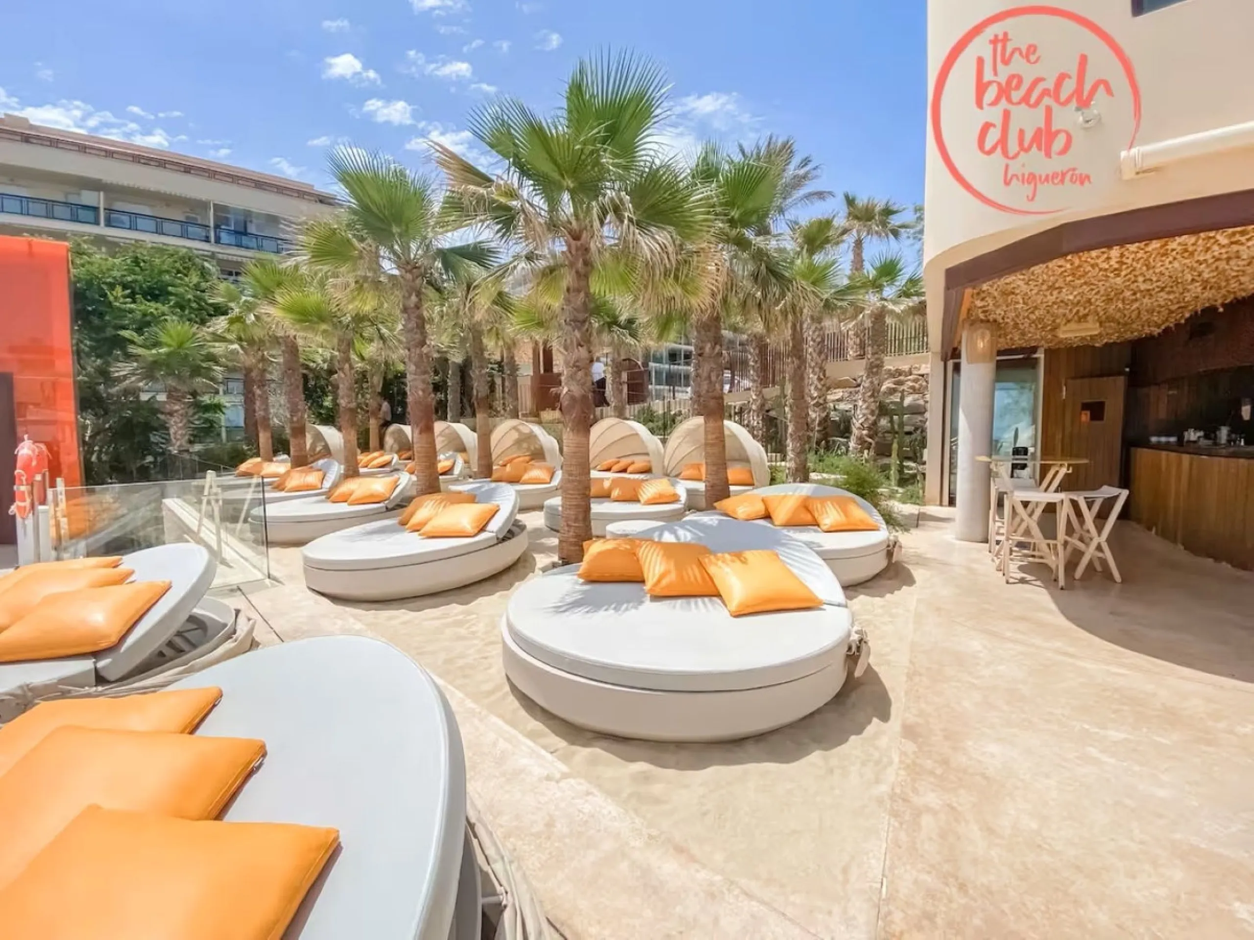Apartment Las Olas is a modern 2 bedroom 2 bathroom apartment in The Wave Fuengirola. It is a recent build with contemporary design and sea views. The property includes a private terrace underground parking and a storage room. Air conditioning is installe